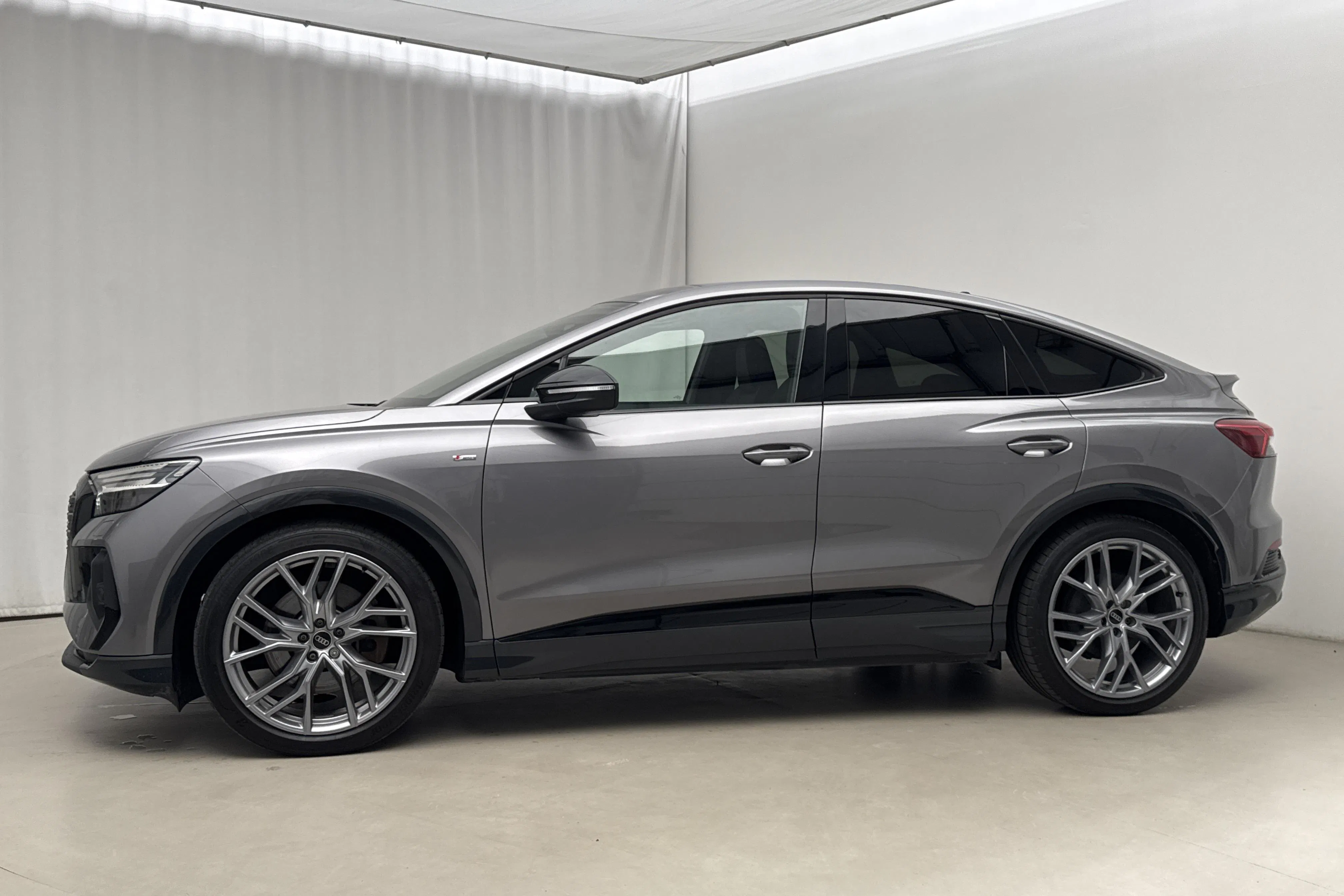 Presentationsfoto 2 av 23: Audi Q4 50 Sportback e-tron quattro 77kWh (299hk) - 5 378 mil - Automat - grå - 2023