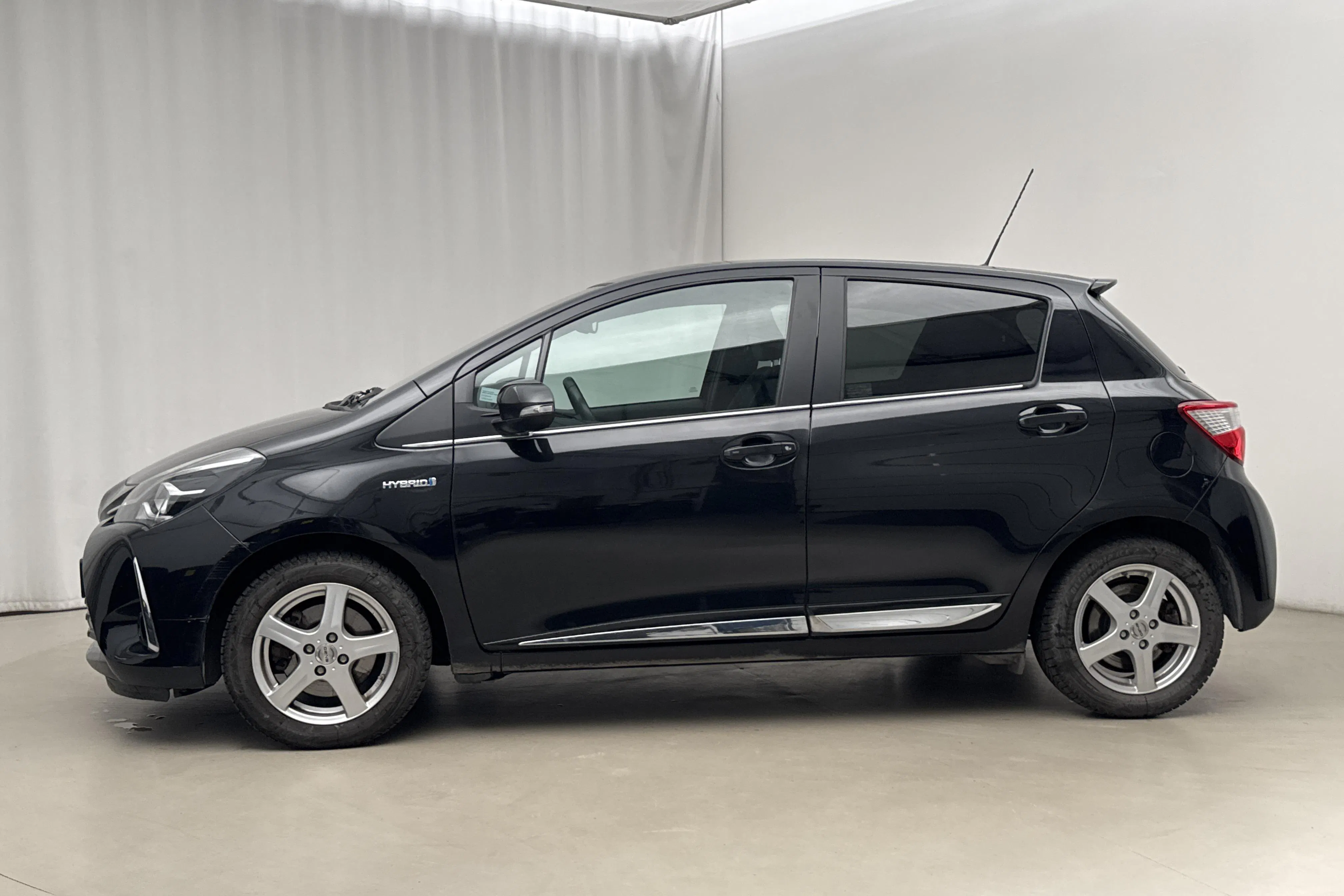 Presentationsfoto 2 av 17: Toyota Yaris 1.5 Hybrid 5dr (101hk) - 6 342 mil - Automat - svart - 2017
