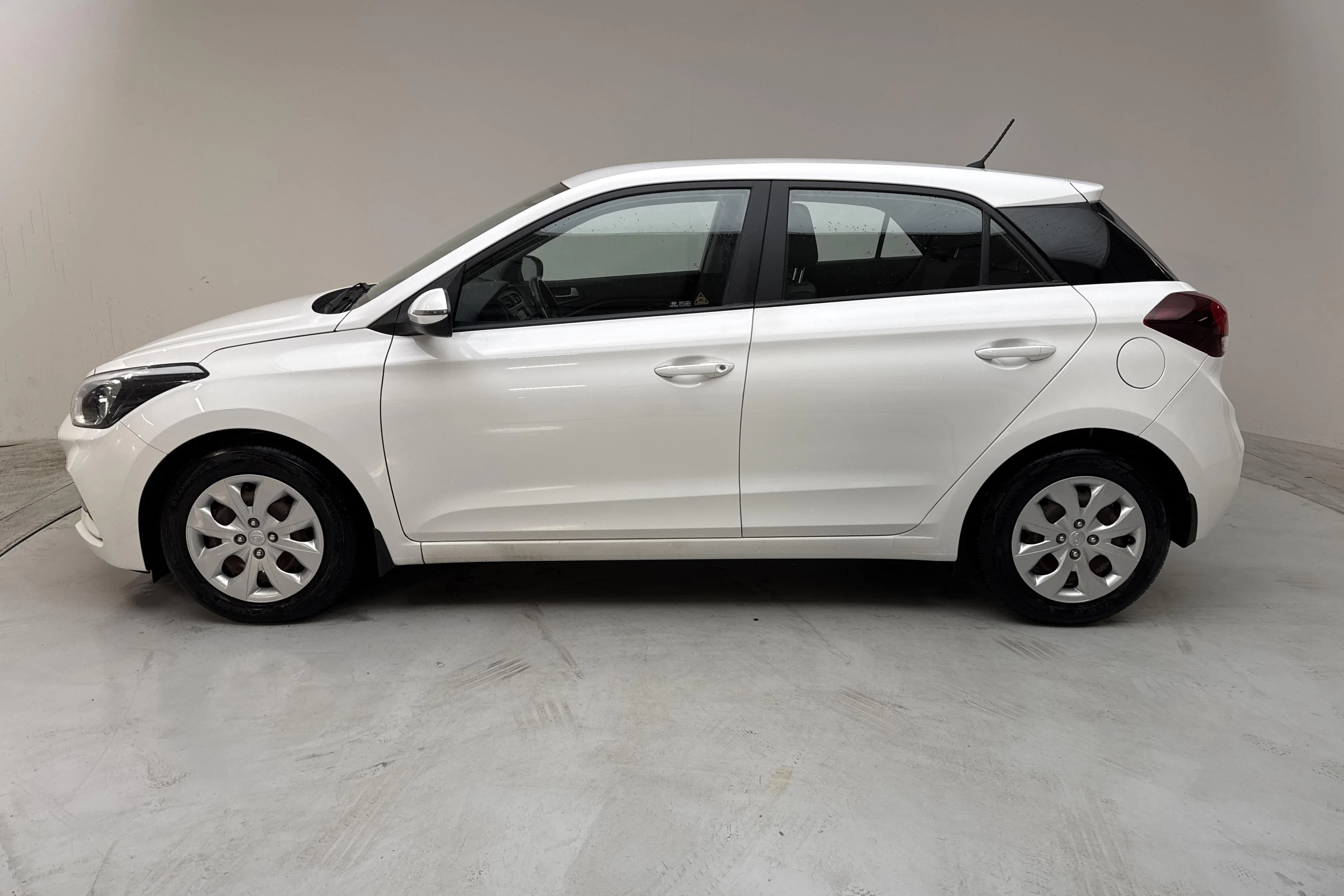 Presentation photo 2 of 12: Hyundai i20 1.0 T-GDi (100hk) - 57 780 km - Automatic - white - 2020