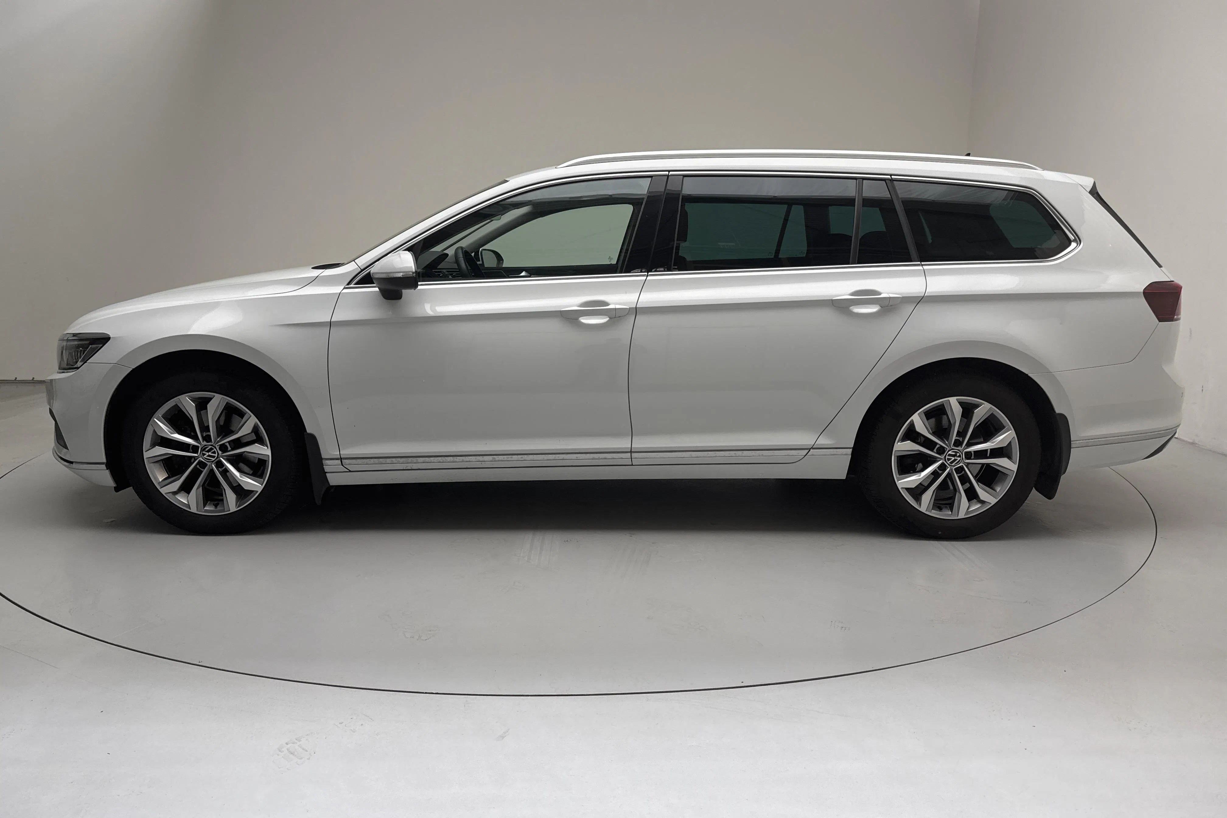 Presentationsfoto 2 av 16: VW Passat 2.0 TDI Sportscombi (200hk) - 13 002 mil - Automat - vit - 2023