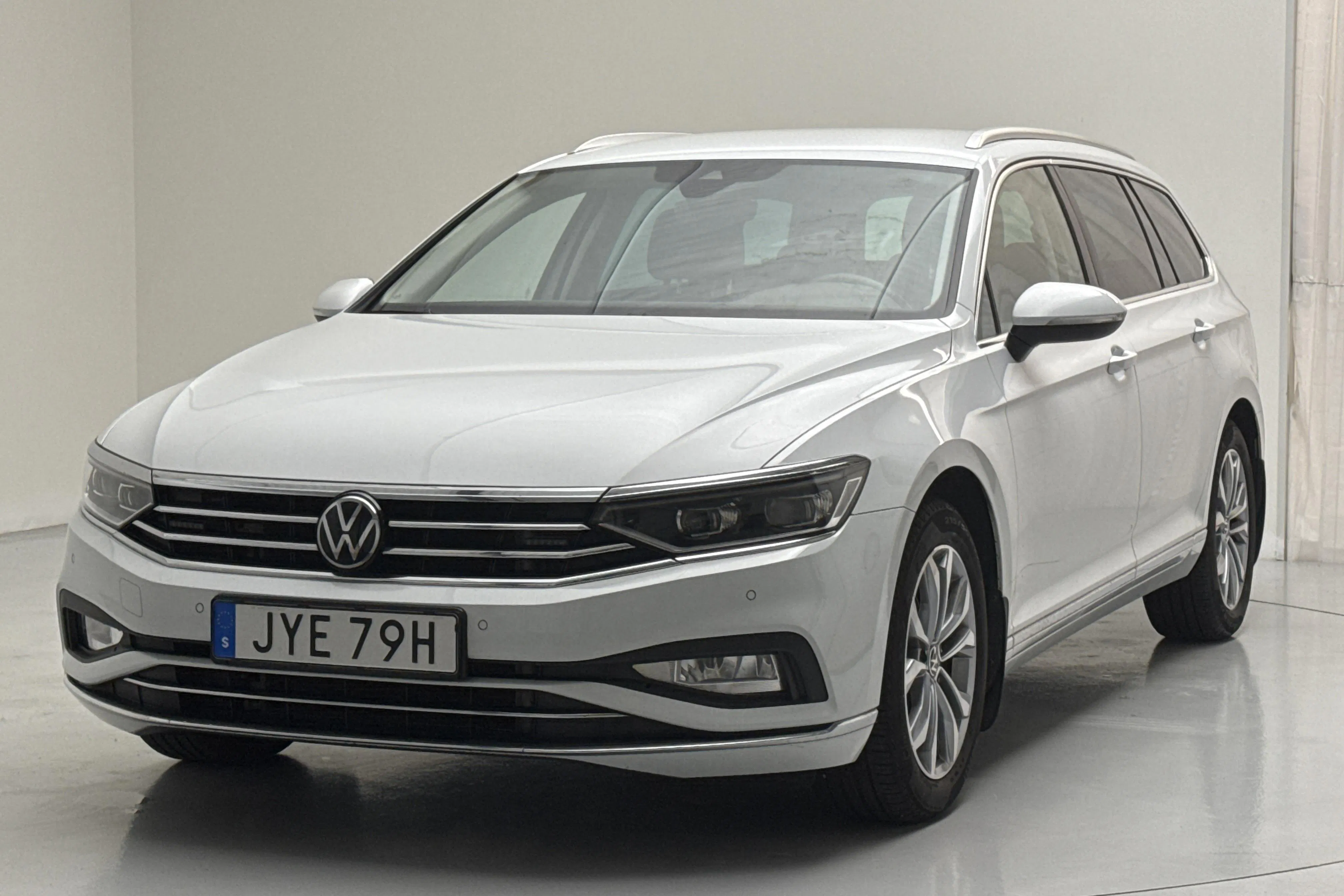 Presentationsfoto 1 av 16: VW Passat 2.0 TDI Sportscombi (200hk) - 13 002 mil - Automat - vit - 2023
