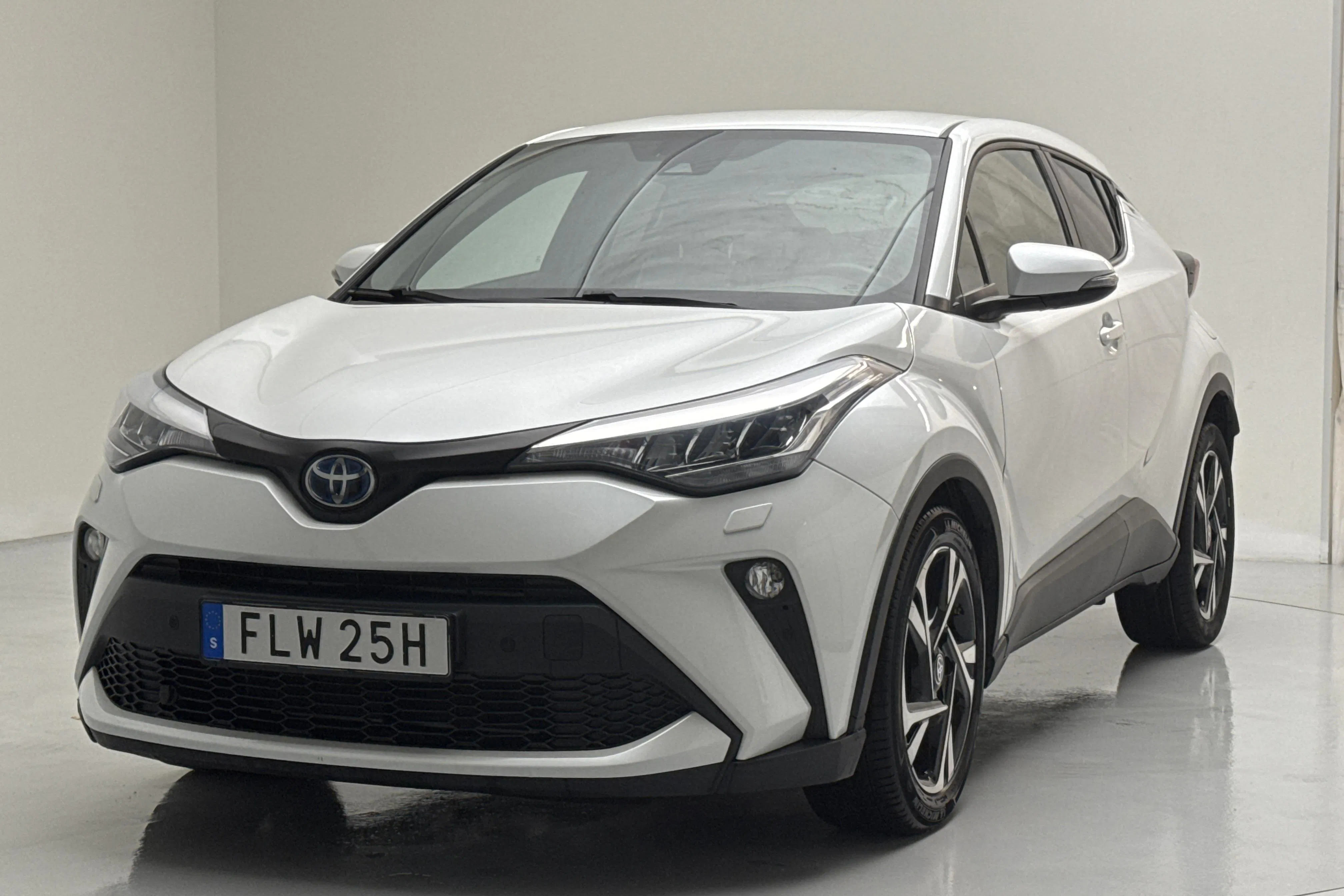 Presentationsfoto 1 av 14: Toyota C-HR 1.8 HSD (122hk) - 5 622 mil - Automat - vit - 2023