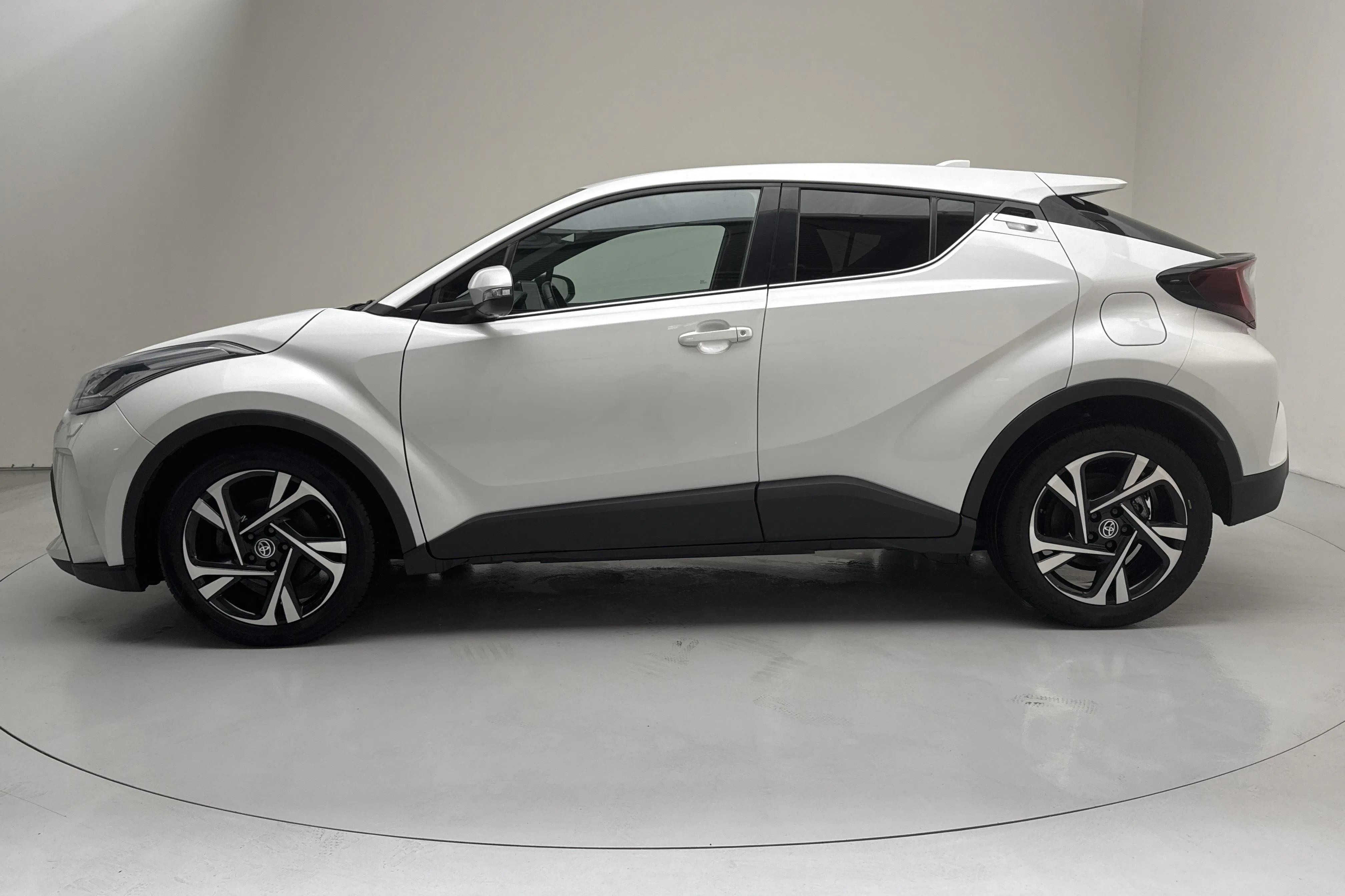 Presentationsfoto 2 av 14: Toyota C-HR 1.8 HSD (122hk) - 5 622 mil - Automat - vit - 2023