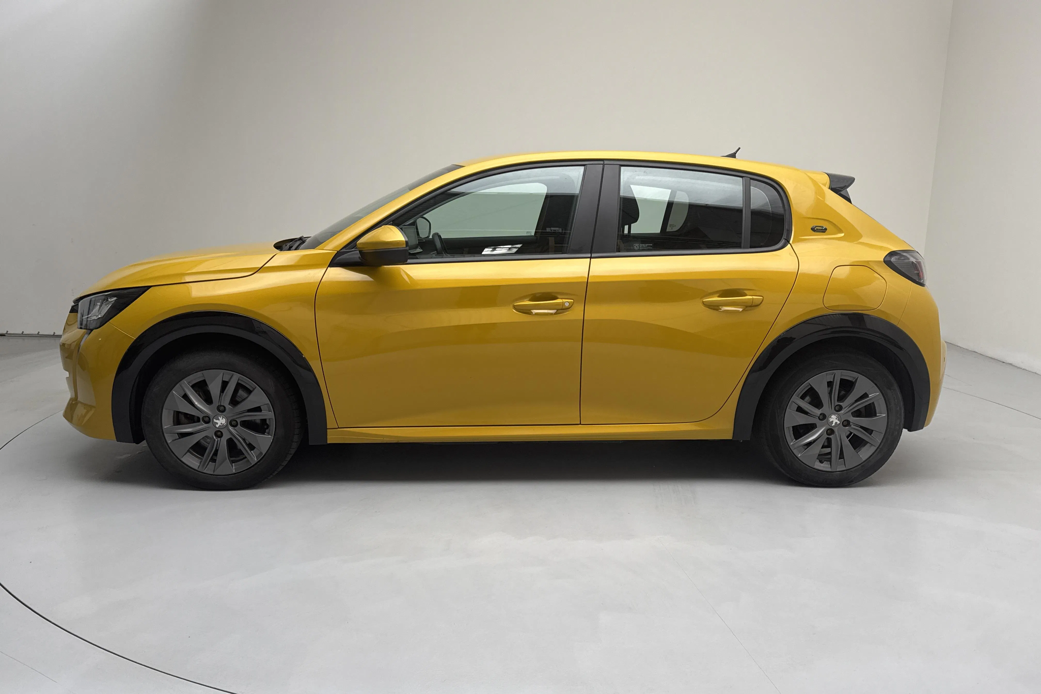 Presentation photo 2 of 15: Peugeot e-208 50kWh 5dr (136hk) - 120 940 km - Automatic - yellow - 2022