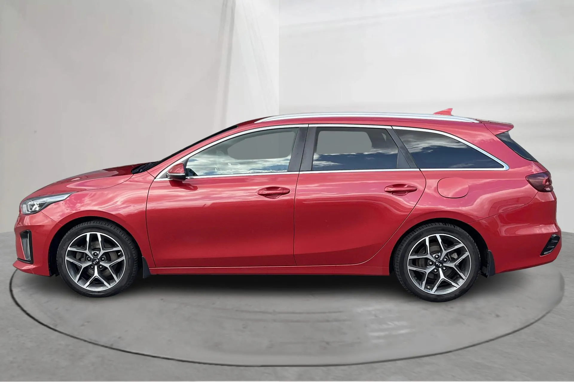 Presentation photo 2 of 18: KIA Ceed 1.4 T-GDi SW (140hk) - 121 860 km - Automatic - red - 2019