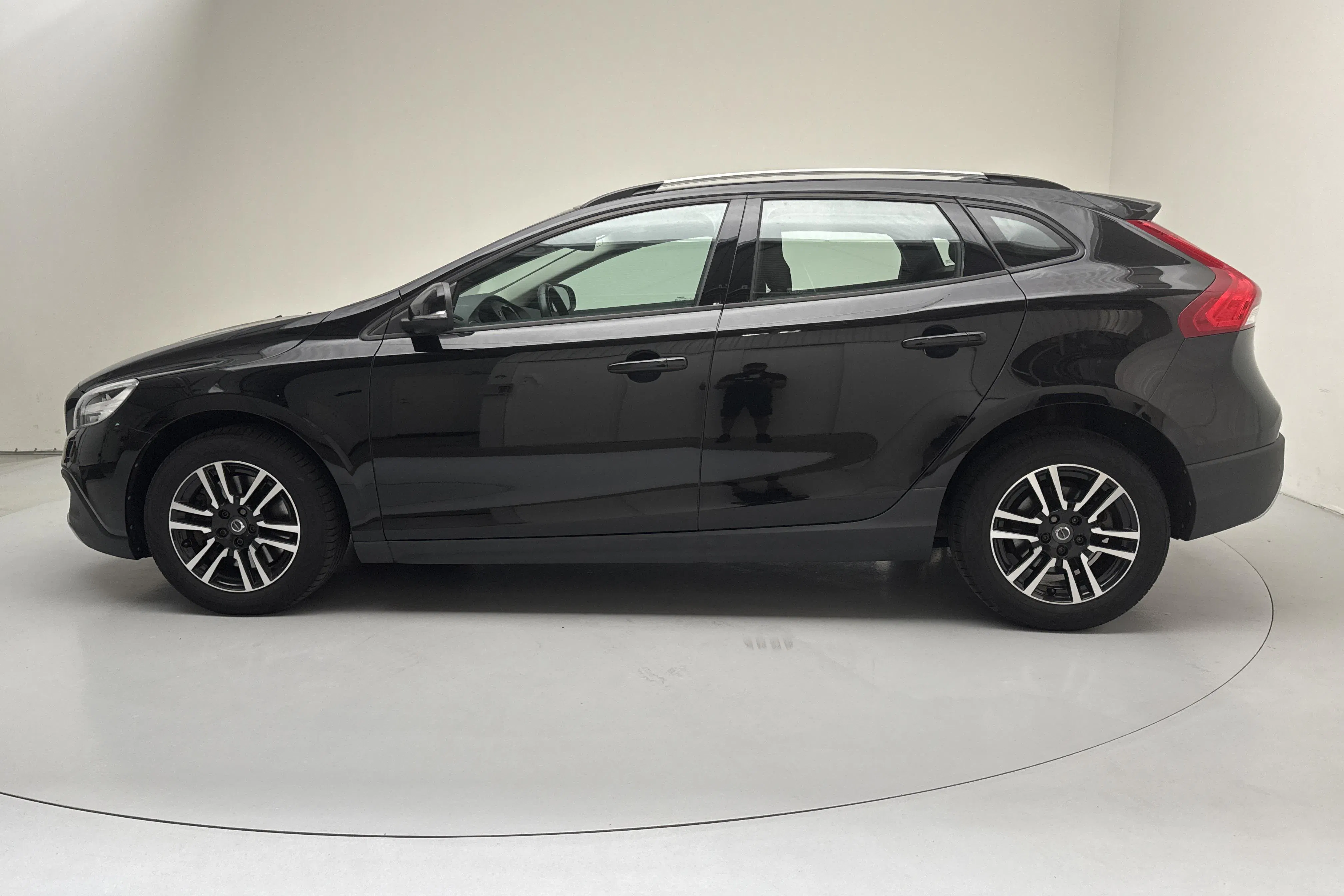 Presentation photo 2 of 13: Volvo V40 Cross Country D2 (120hk) - 87 530 km - Manual - black - 2018