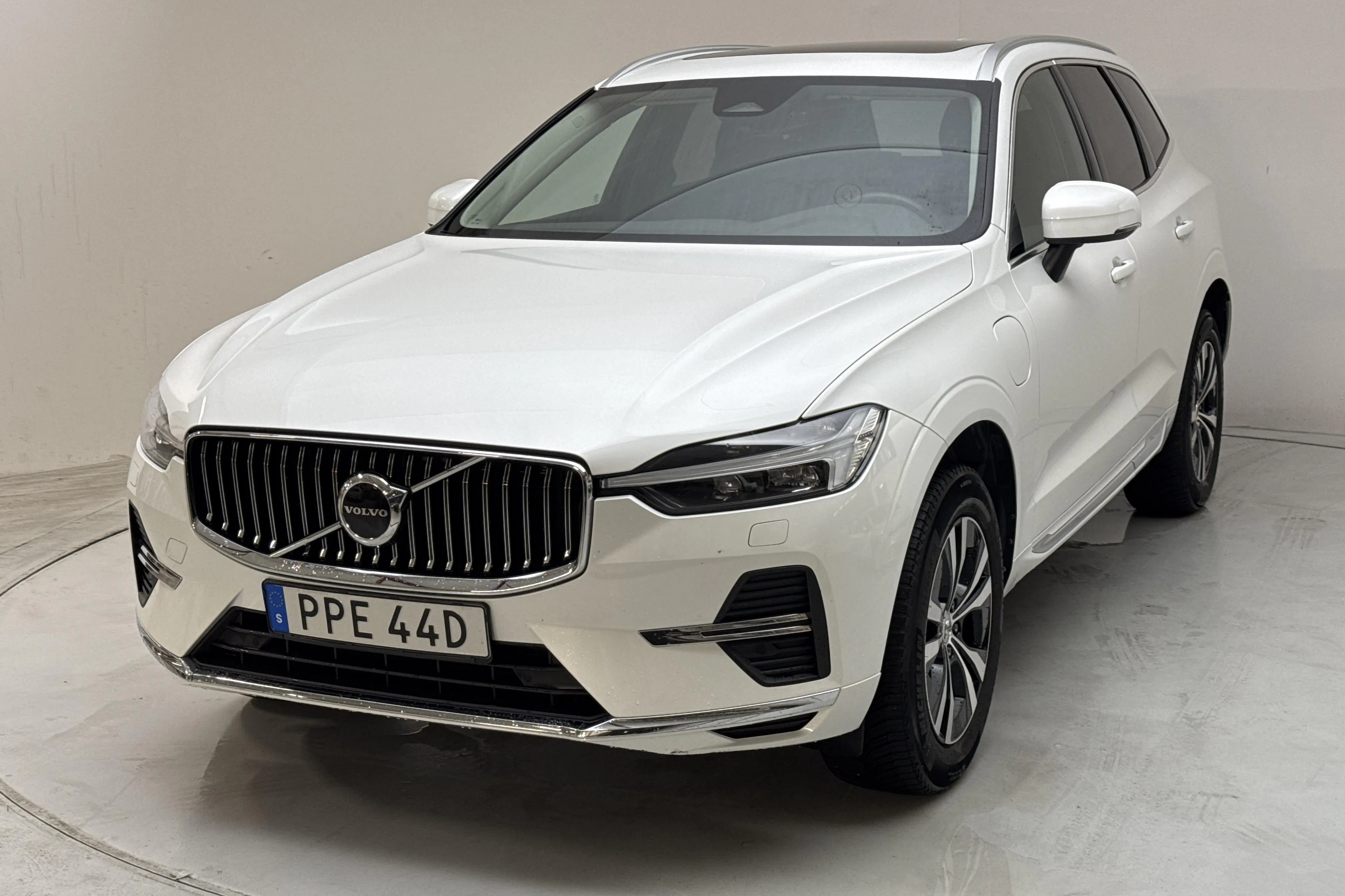 Presentationsfoto 1 av 17: Volvo XC60 T6 AWD Recharge (350hk) - 8 133 mil - Automat - vit - 2024