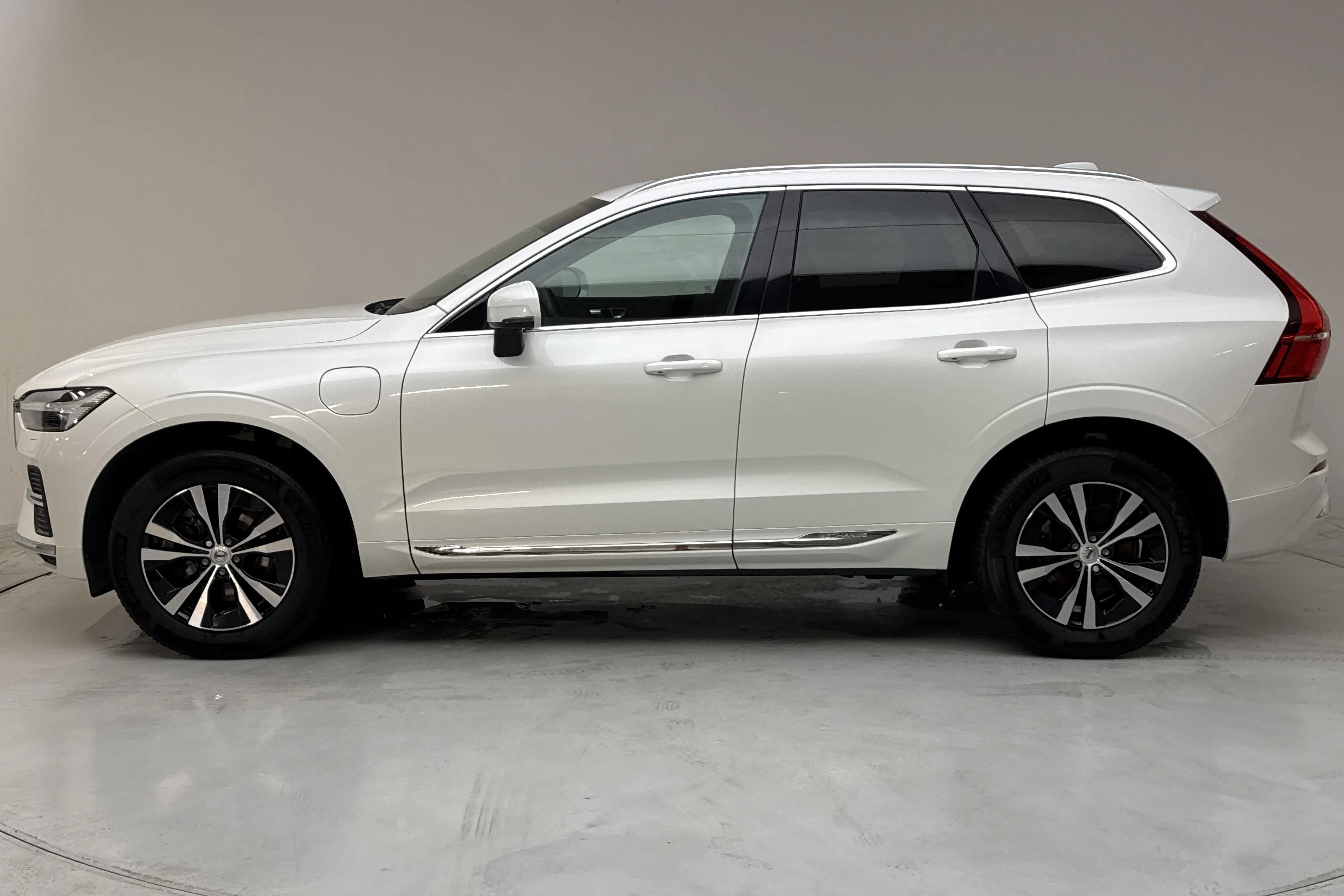 Presentationsfoto 2 av 17: Volvo XC60 T6 AWD Recharge (350hk) - 8 133 mil - Automat - vit - 2024