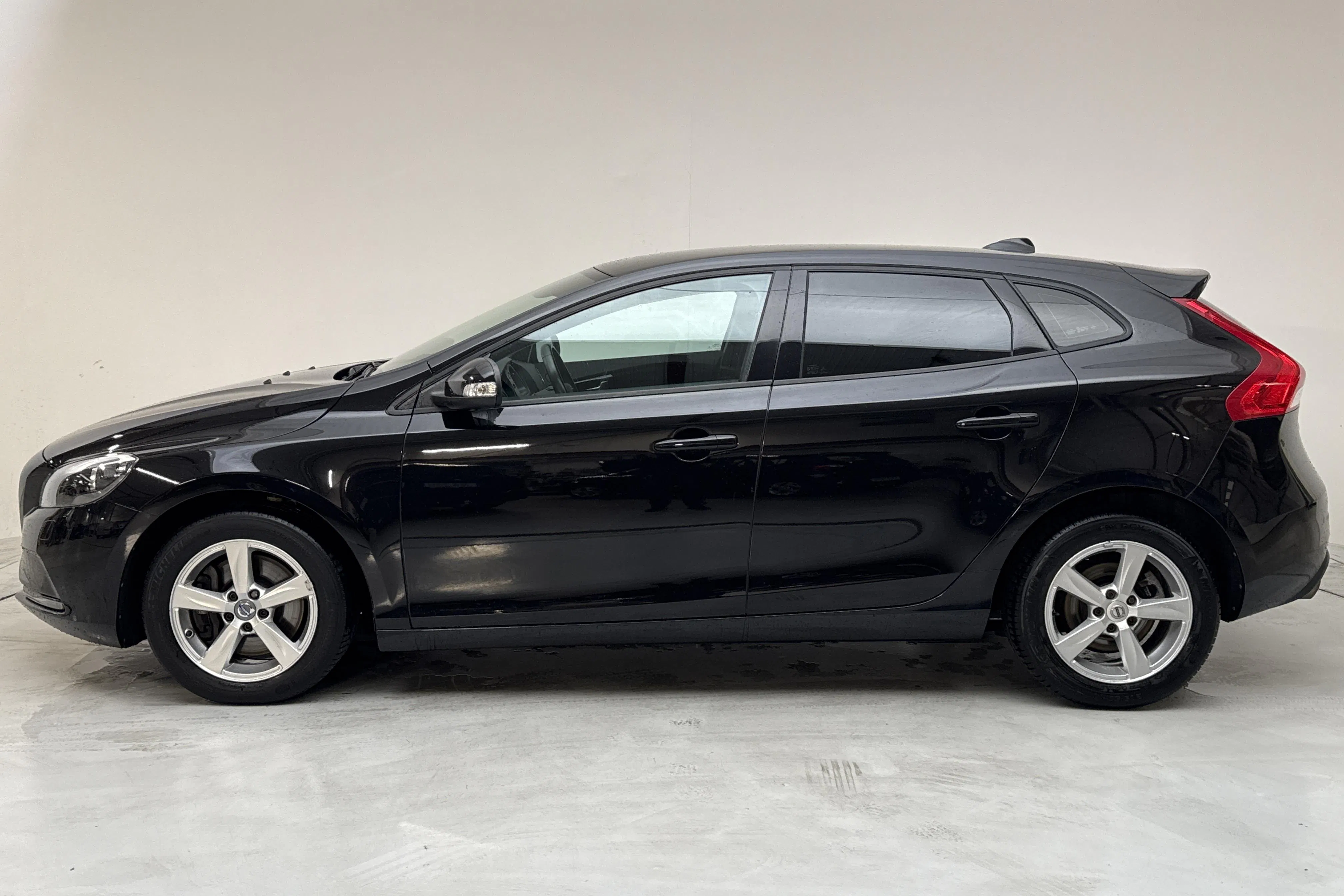 Presentation photo 2 of 12: Volvo V40 T3 (152hk) - 79 530 km - Automatic - black - 2018