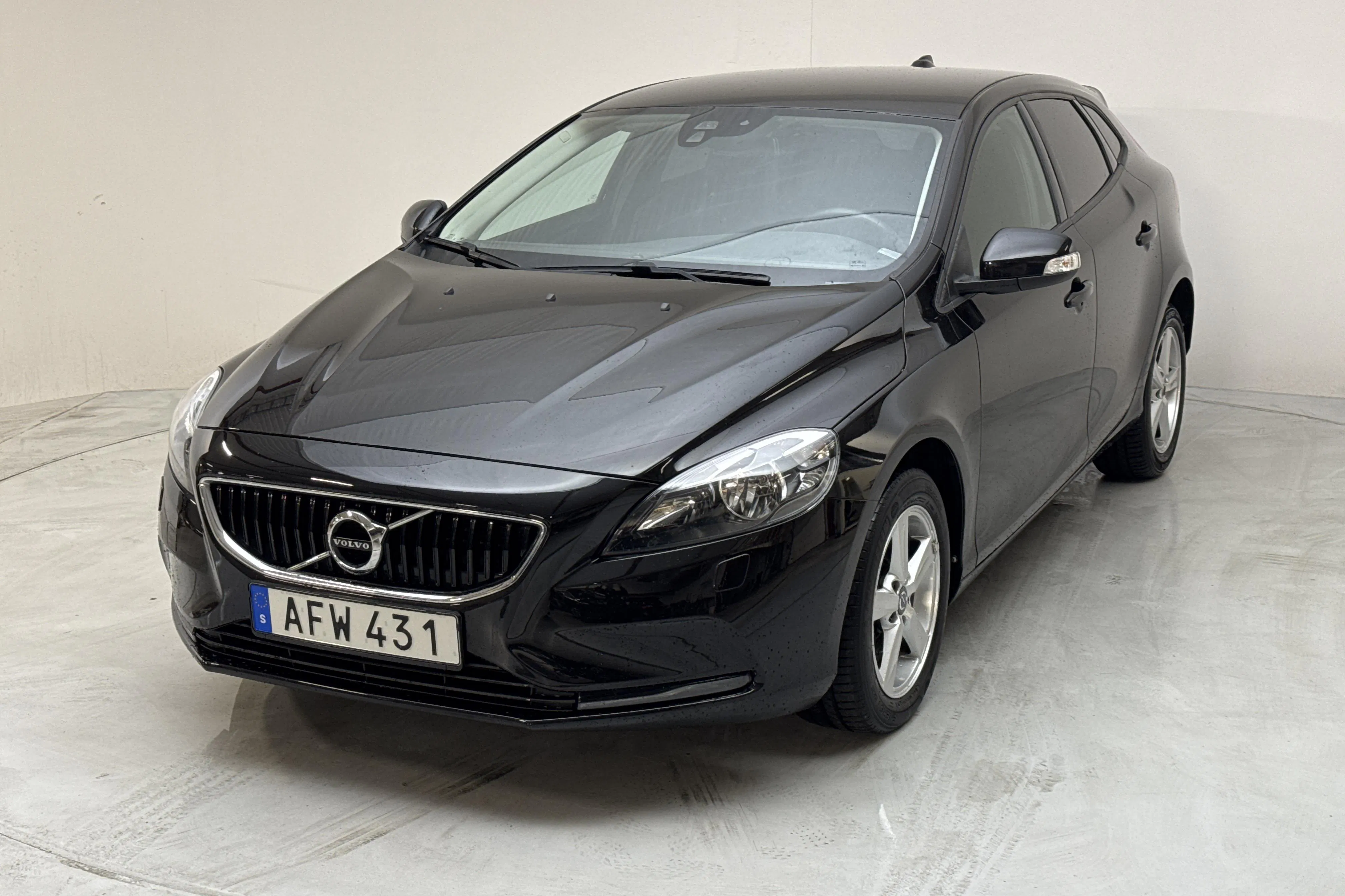 Presentation photo 1 of 12: Volvo V40 T3 (152hk) - 79 530 km - Automatic - black - 2018