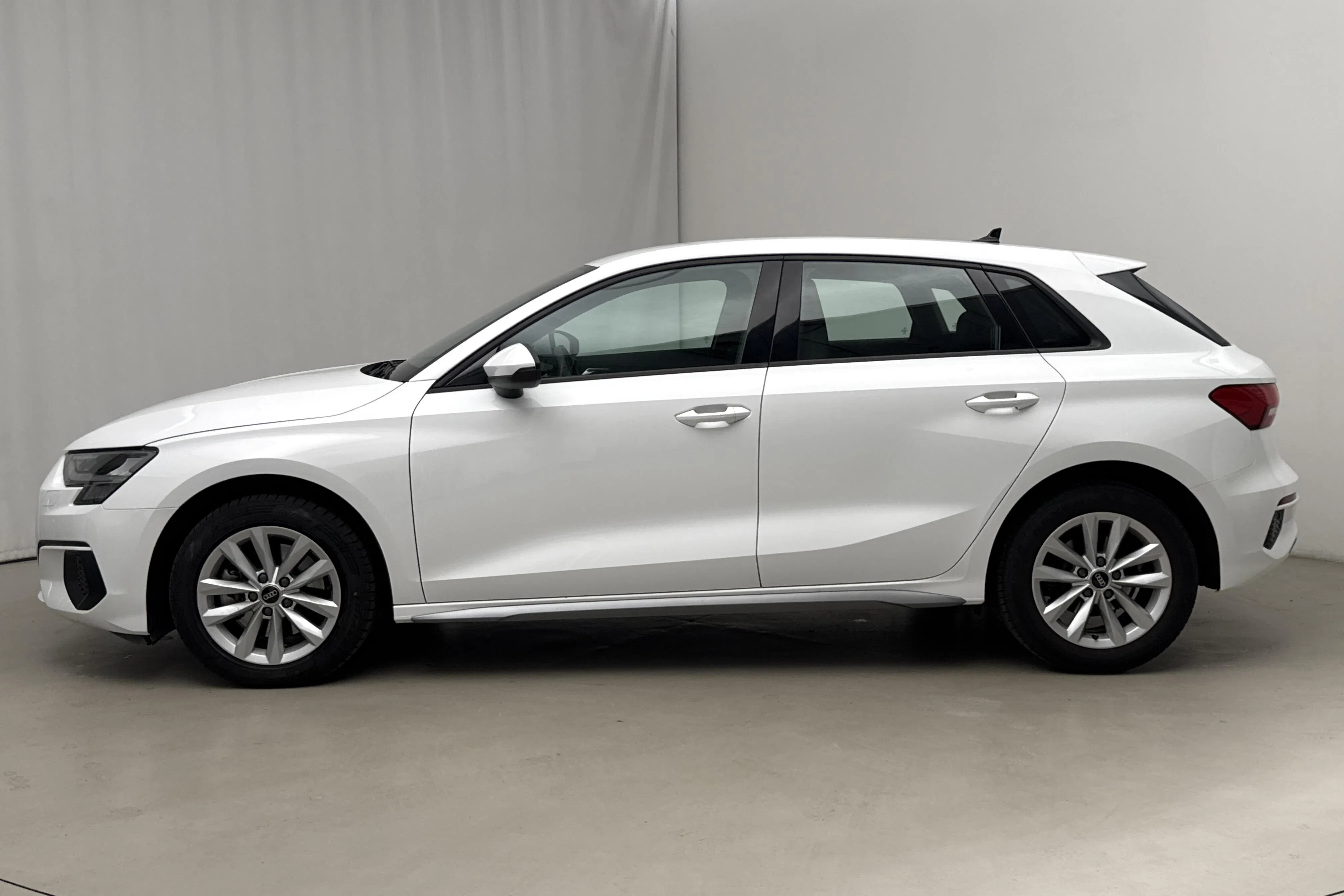 Presentationsfoto 2 av 18: Audi A3 Sportback 35 TFSI (150hk) - 3 079 mil - Automat - vit - 2023