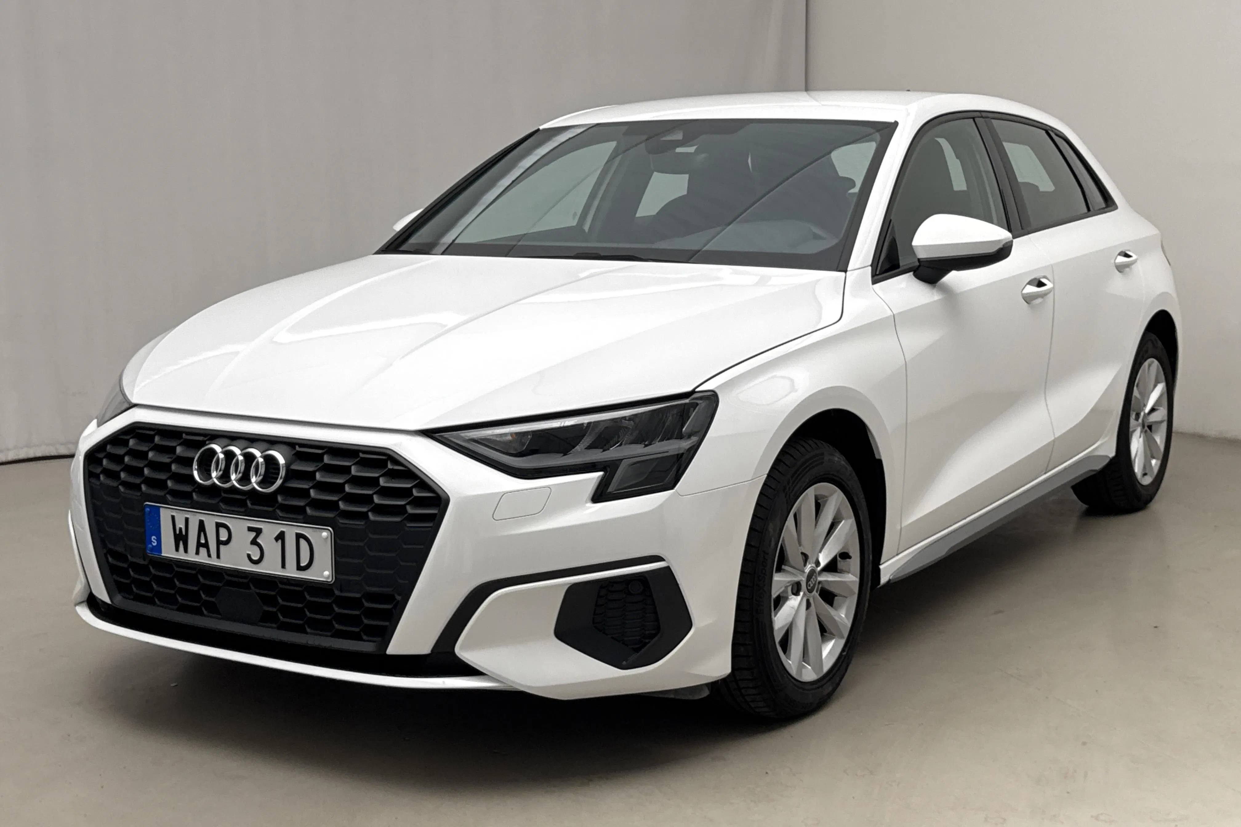 Presentationsfoto 1 av 18: Audi A3 Sportback 35 TFSI (150hk) - 3 079 mil - Automat - vit - 2023