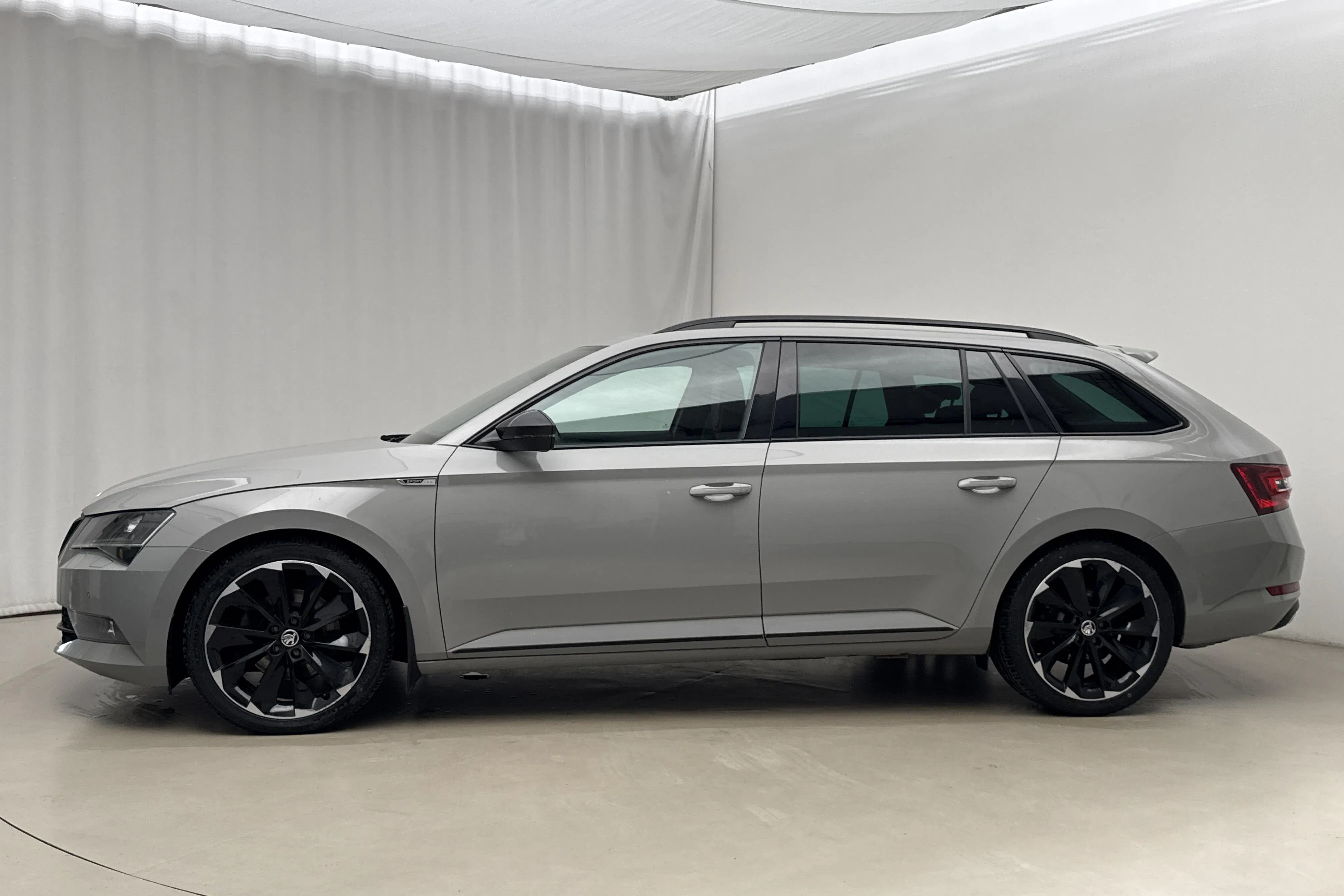 Presentationsfoto 2 av 21: Skoda Superb 2.0 TDI 4x4 Kombi (190hk) - 13 615 mil - Automat - grå - 2019