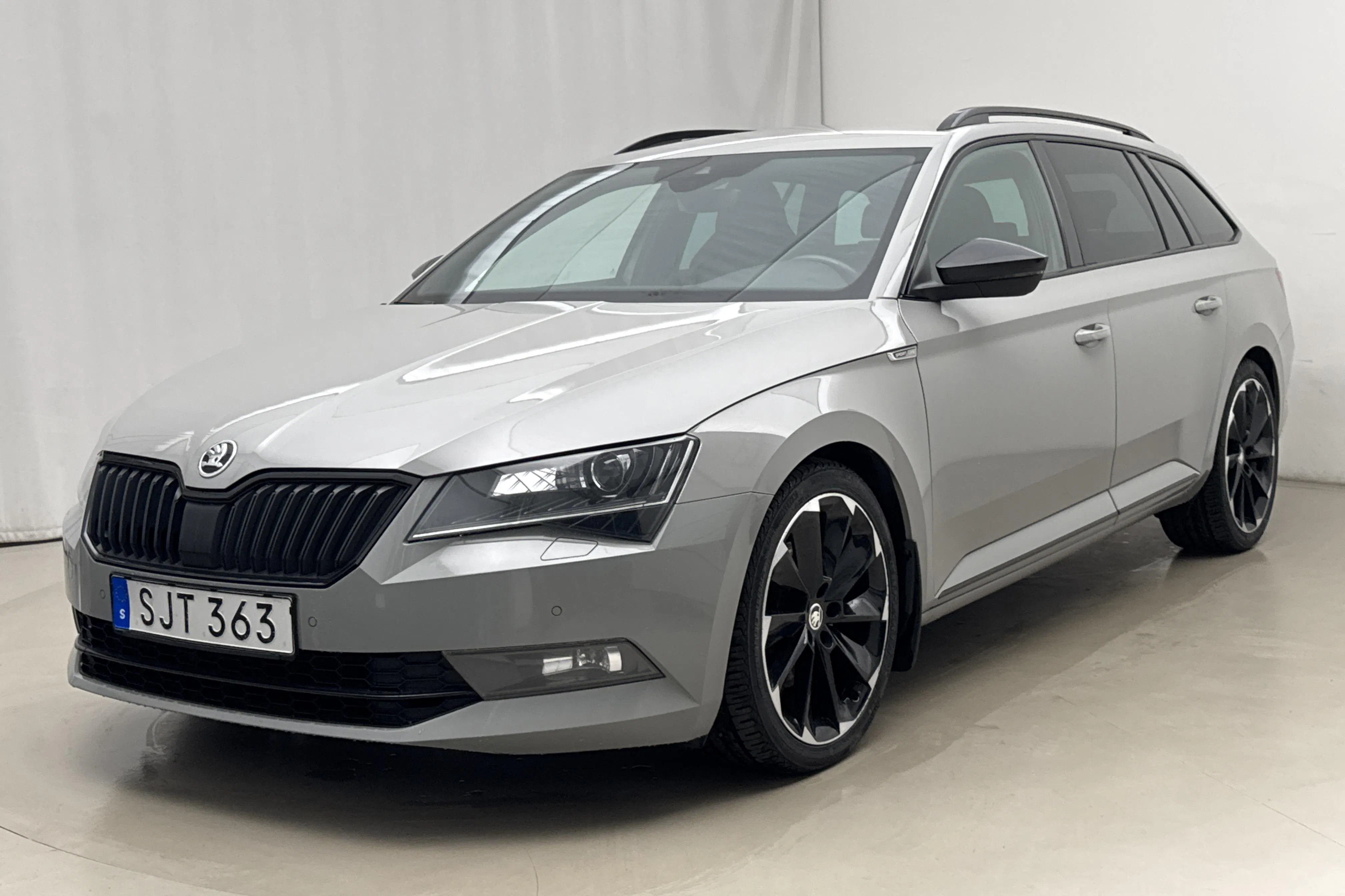 Presentationsfoto 1 av 21: Skoda Superb 2.0 TDI 4x4 Kombi (190hk) - 13 615 mil - Automat - grå - 2019