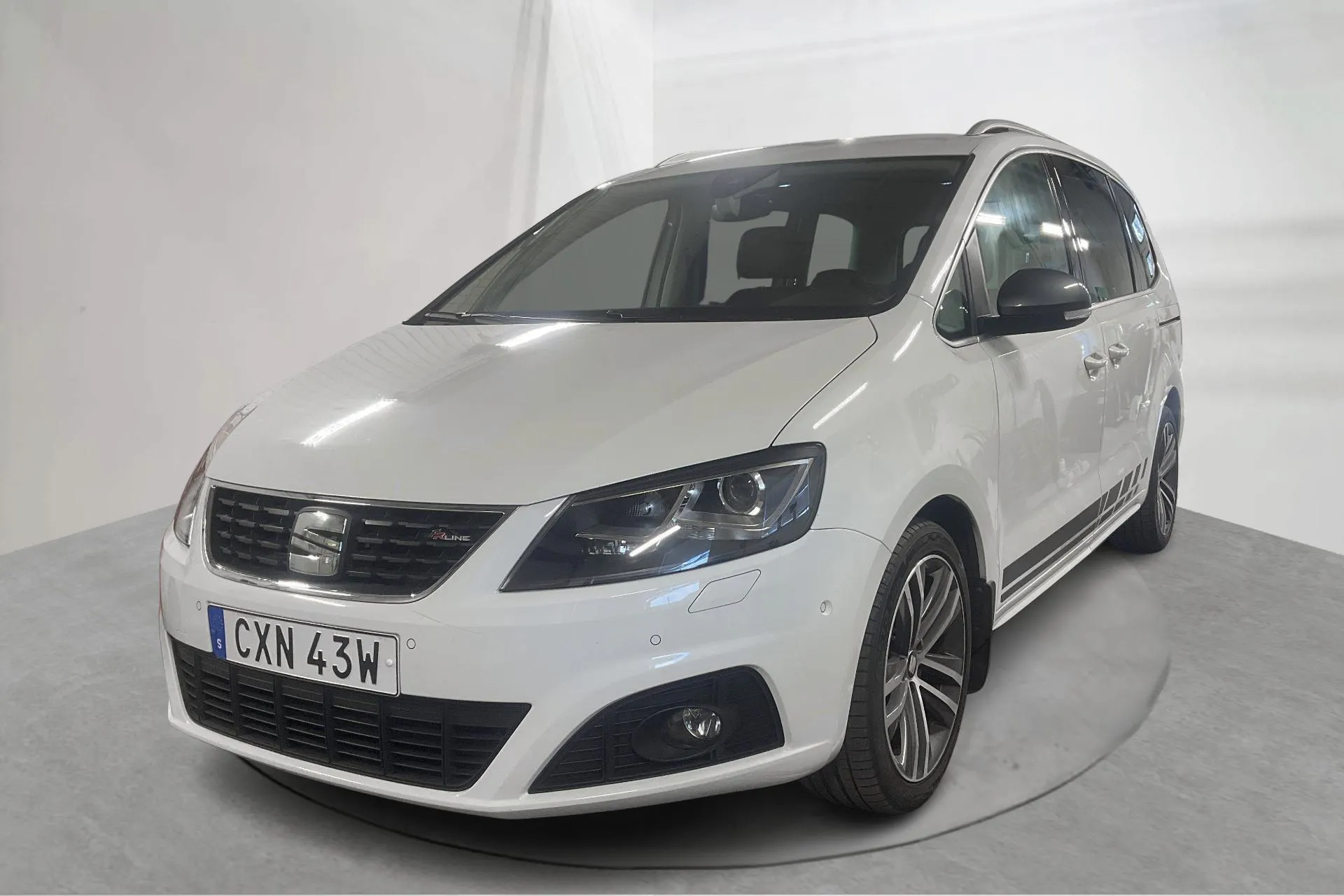 Presentationsfoto 1 av 18: Seat Alhambra 2.0 TDI 4WD (177hk) - 11 841 mil - Automat - vit - 2019
