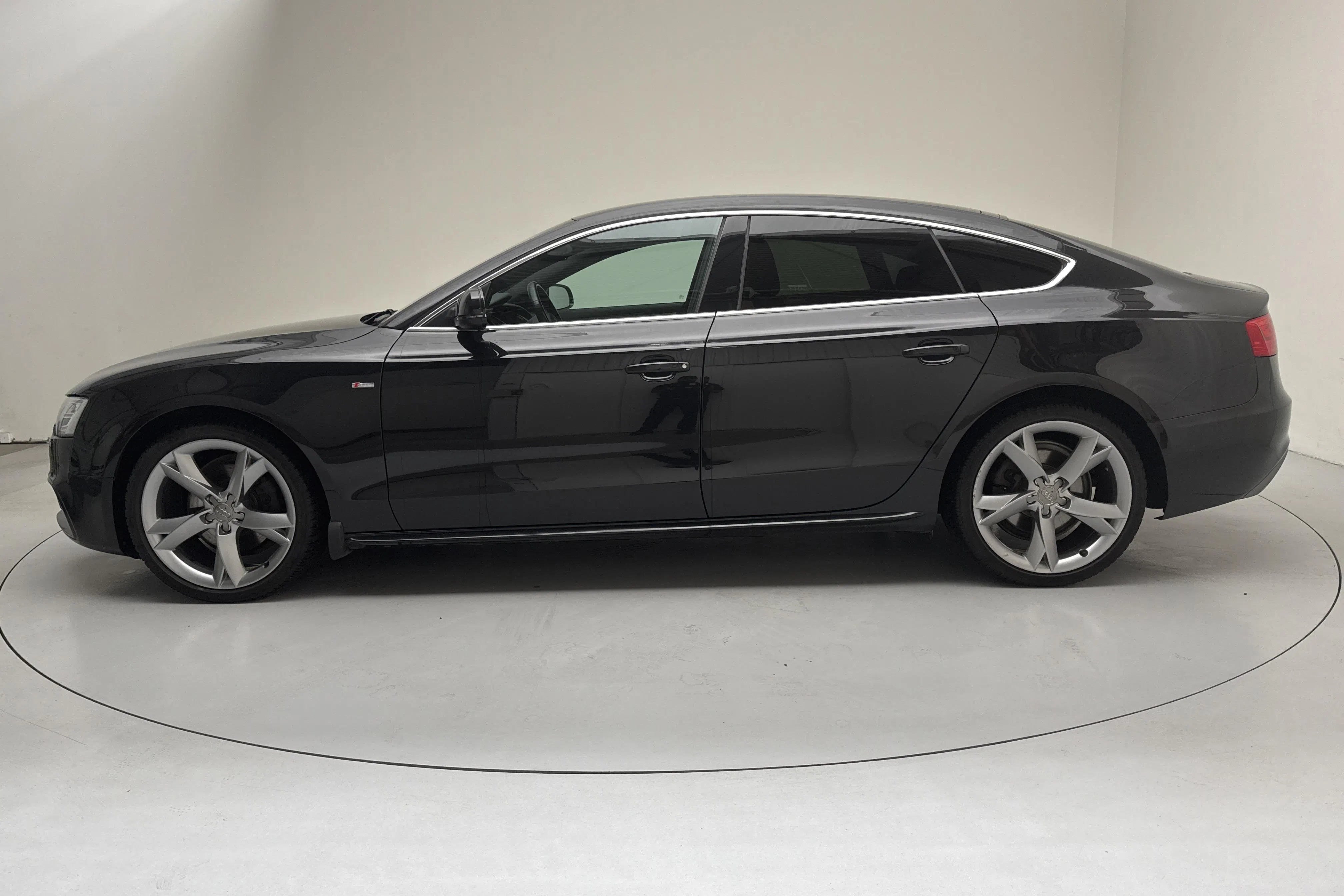 Presentationsfoto 2 av 11: Audi A5 2.0 TDI Sportback quattro (177hk) - 14 008 mil - Automat - svart - 2014