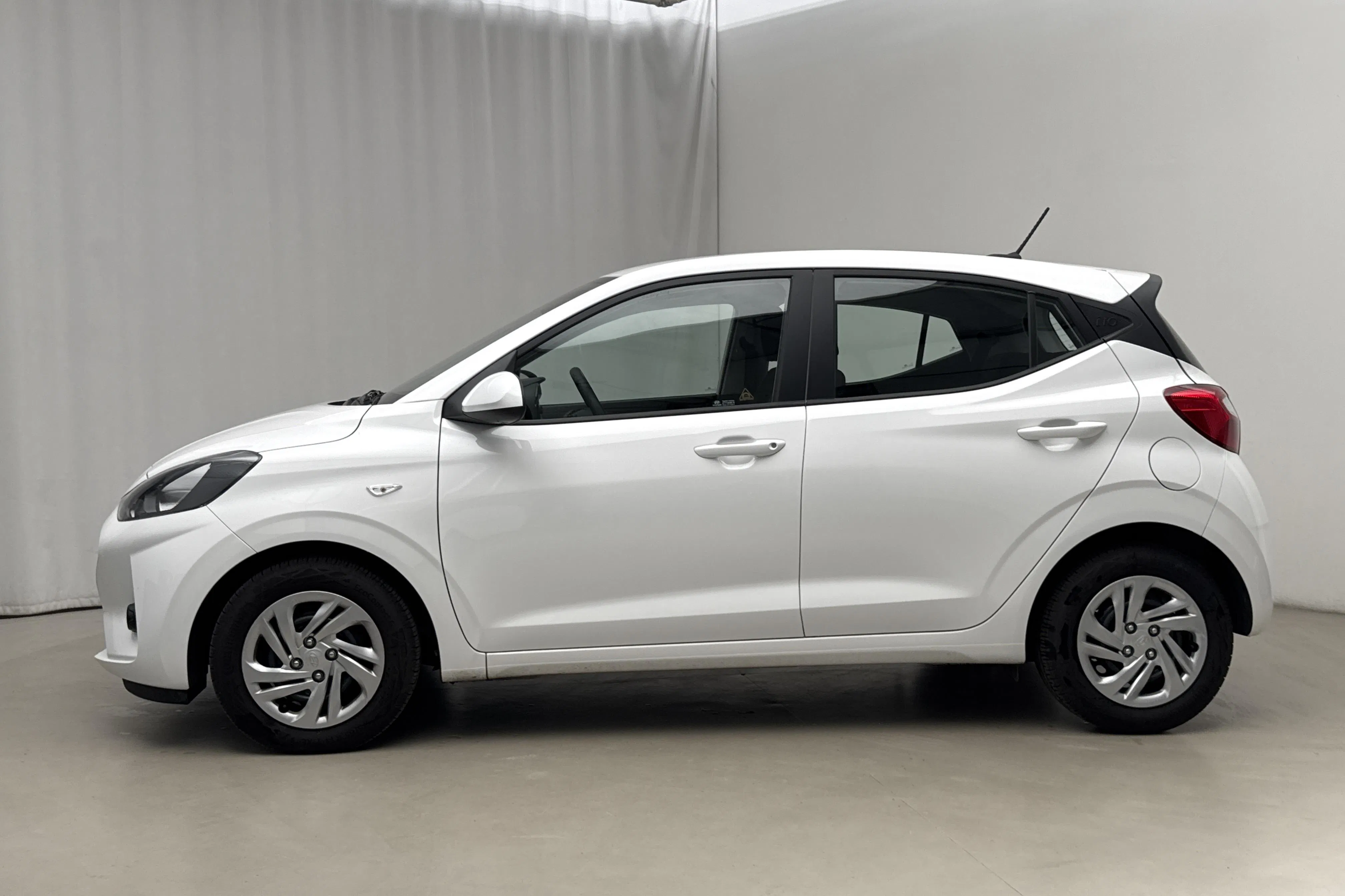 Presentation photo 2 of 16: Hyundai i10 1.0 MPi (63hk) - 6 270 km - Manual - white - 2025