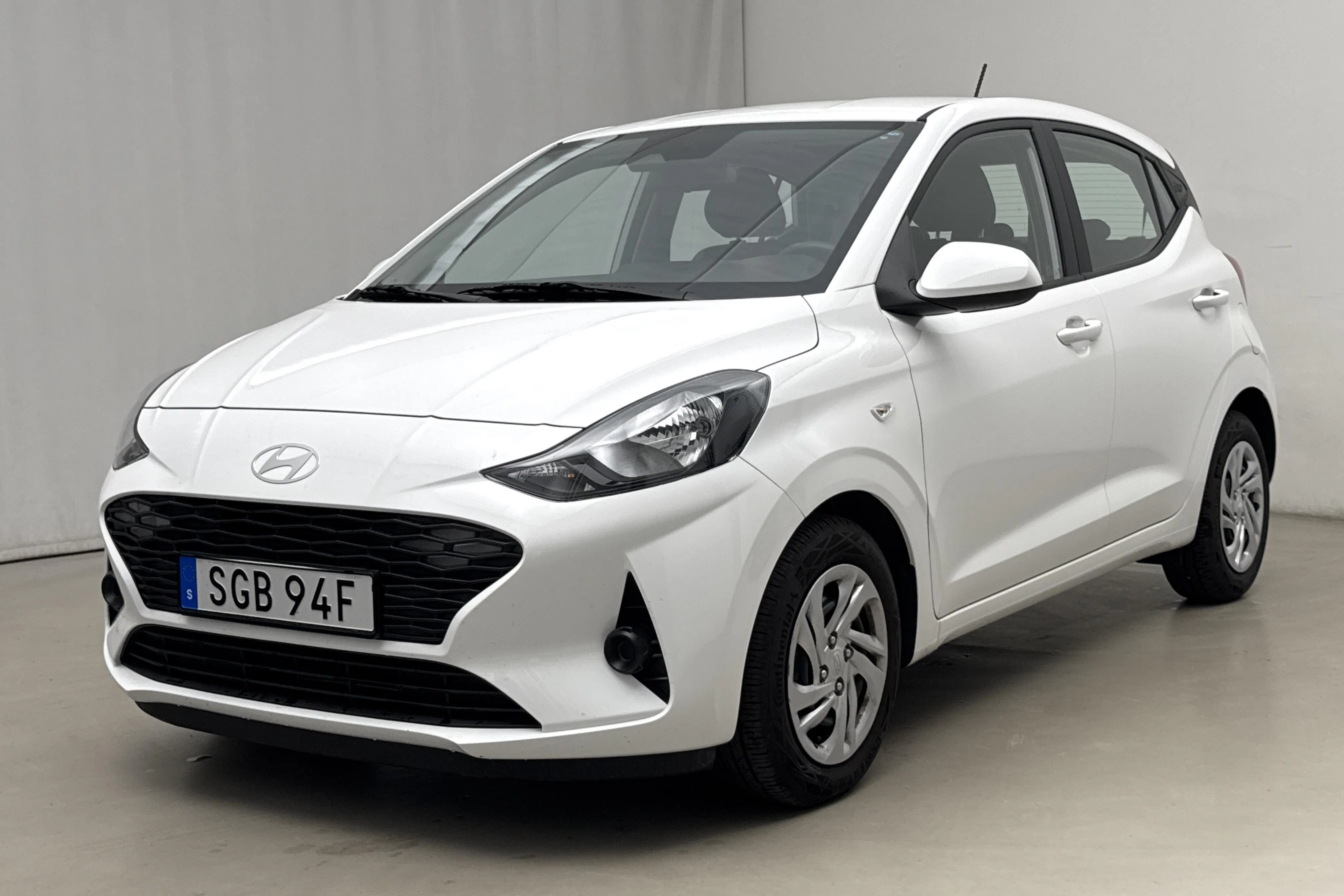 Presentation photo 1 of 16: Hyundai i10 1.0 MPi (63hk) - 6 270 km - Manual - white - 2025