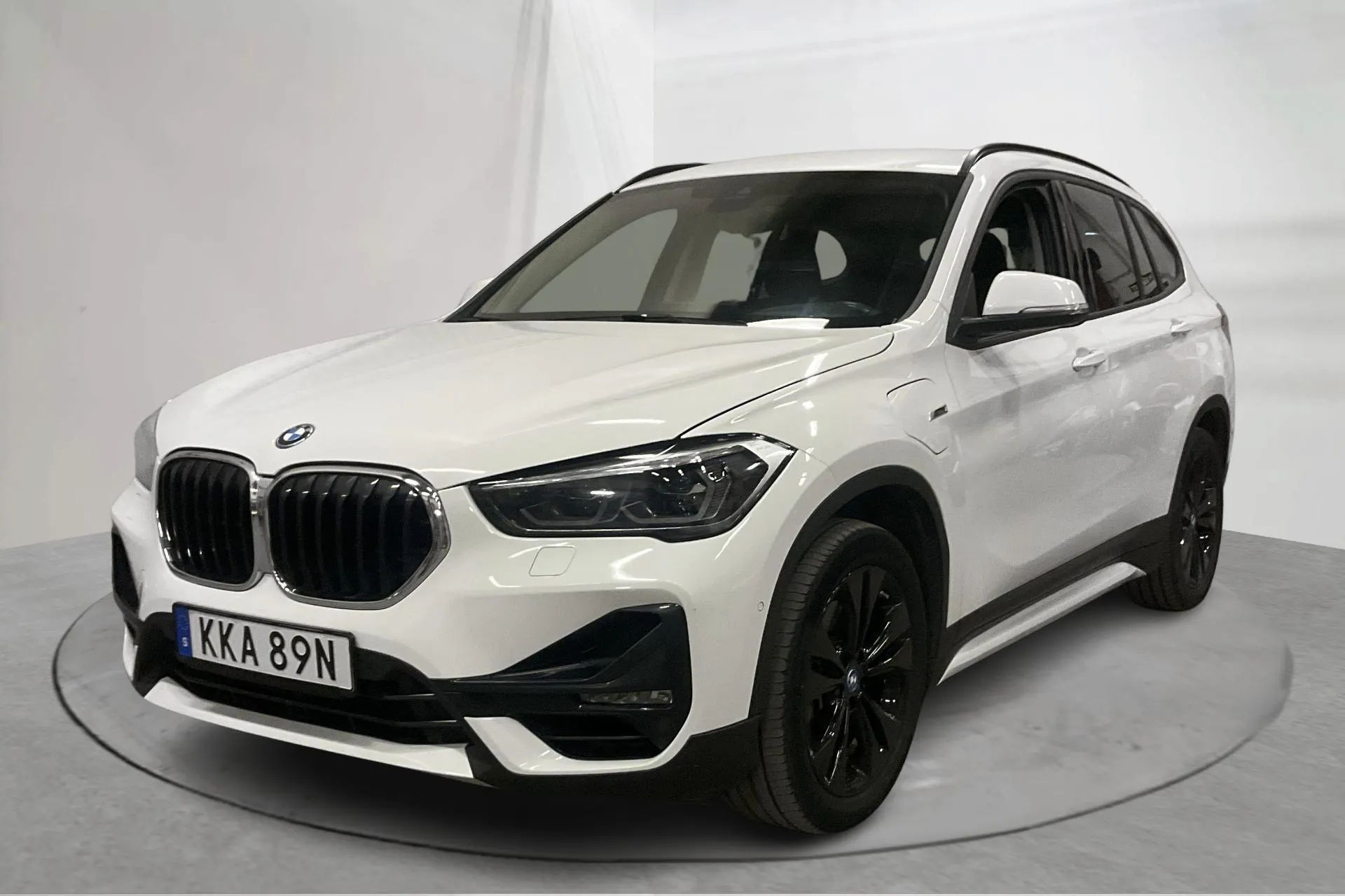 Presentationsfoto 1 av 19: BMW X1 xDrive25e 9,7kWh LCI, F48 (220hk) - 10 742 mil - Automat - vit - 2022