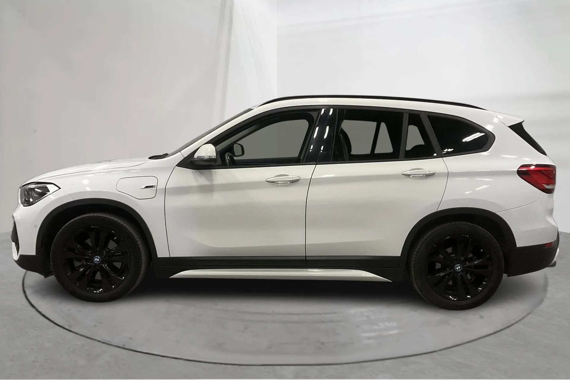 Presentationsfoto 2 av 19: BMW X1 xDrive25e 9,7kWh LCI, F48 (220hk) - 10 742 mil - Automat - vit - 2022