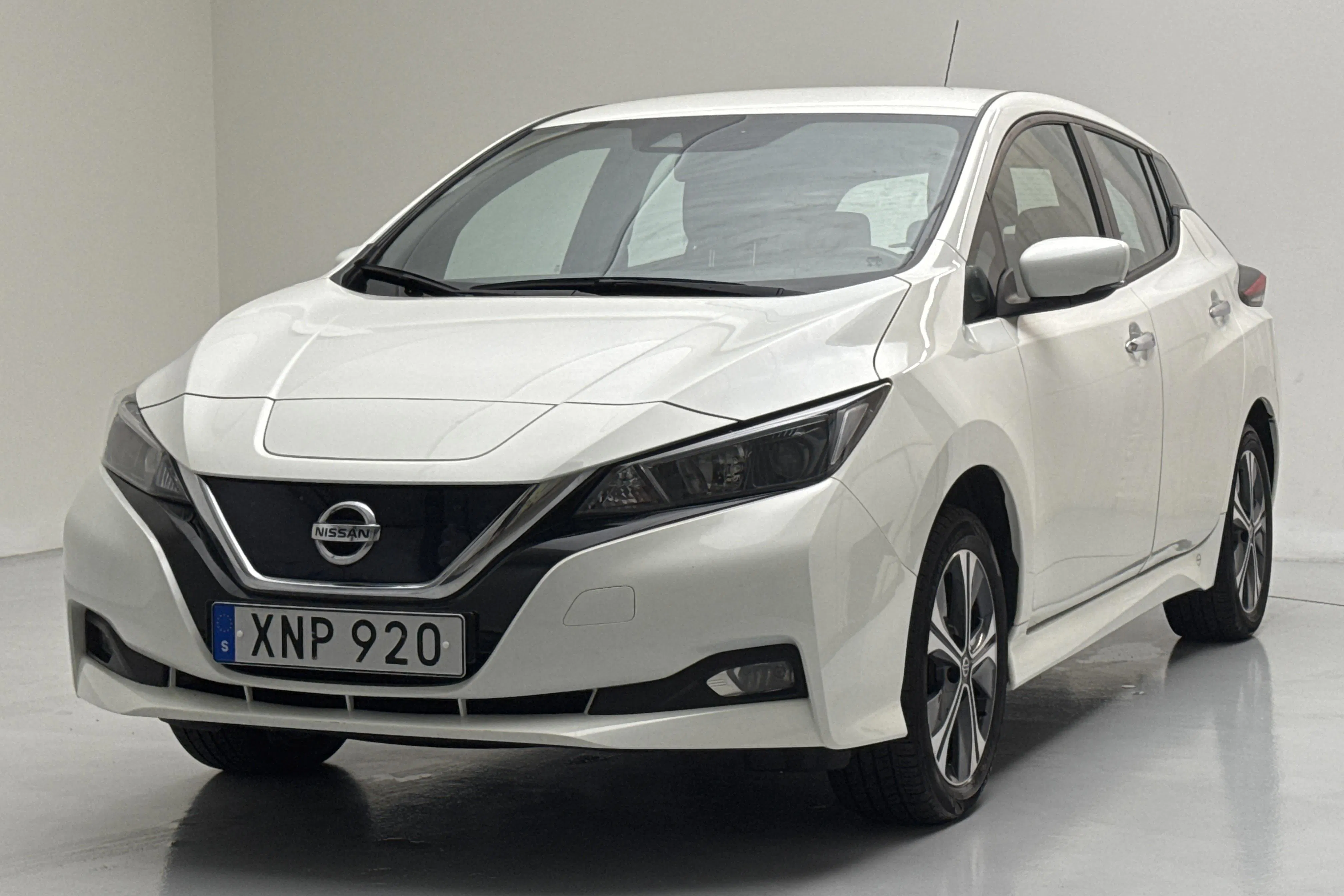 Presentationsfoto 1 av 15: Nissan LEAF 5dr 62kWh (214hk) - 6 965 mil - Automat - vit - 2022