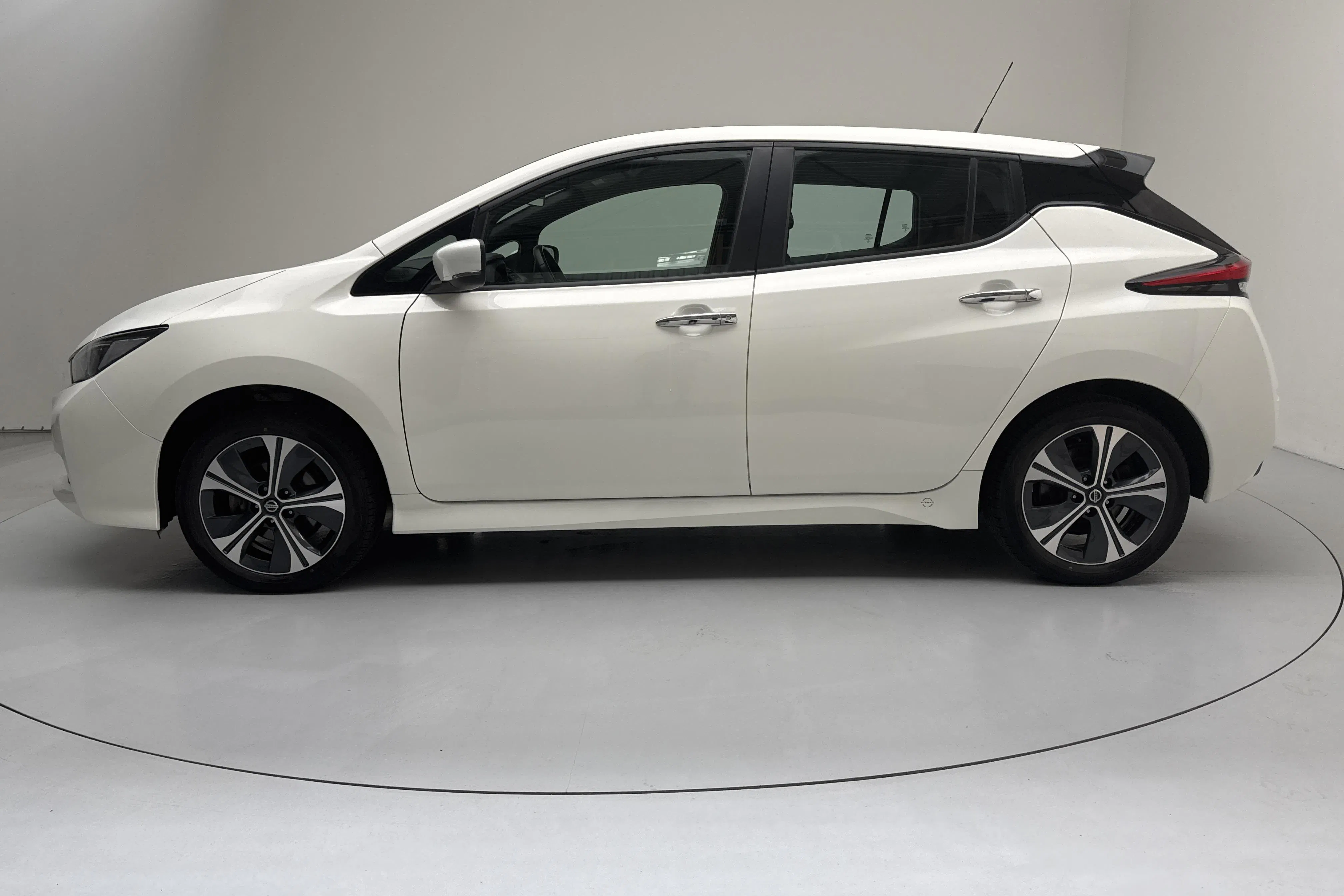 Presentationsfoto 2 av 15: Nissan LEAF 5dr 62kWh (214hk) - 6 965 mil - Automat - vit - 2022