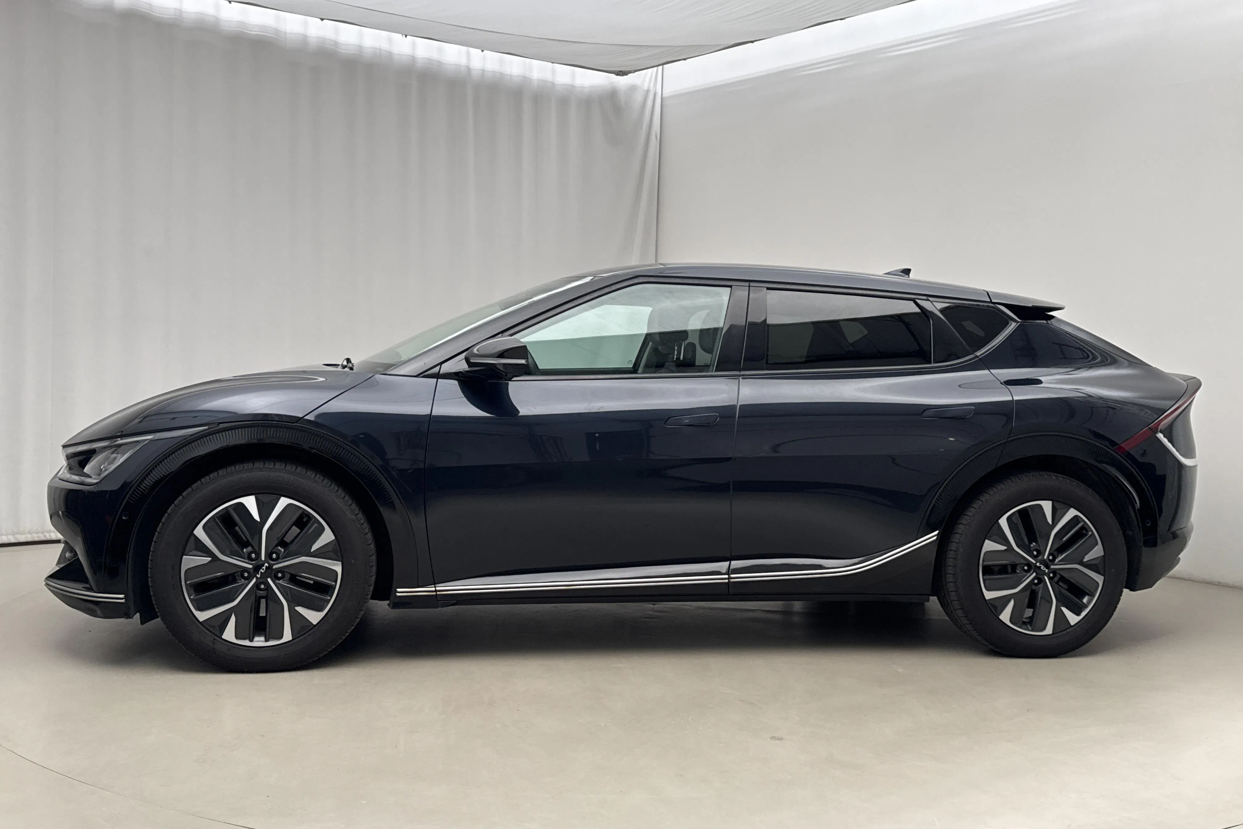 Presentationsfoto 2 av 22: KIA EV6 AWD (325hk) - 11 349 mil - Automat - blå - 2022
