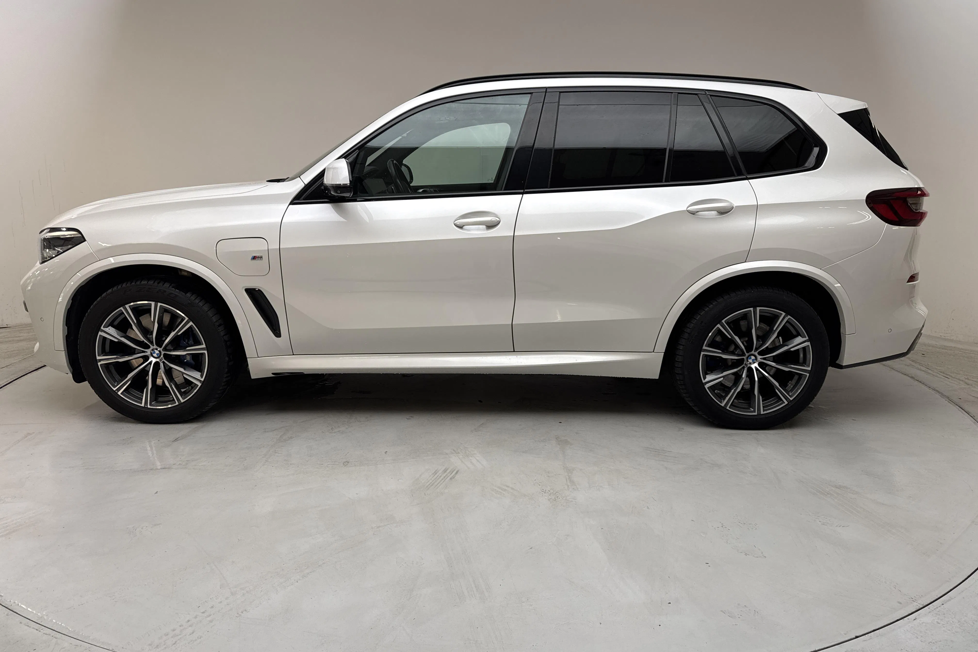 Presentationsfoto 2 av 17: BMW X5 xDrive45e, G05 (394hk) - 11 516 mil - Automat - vit - 2020