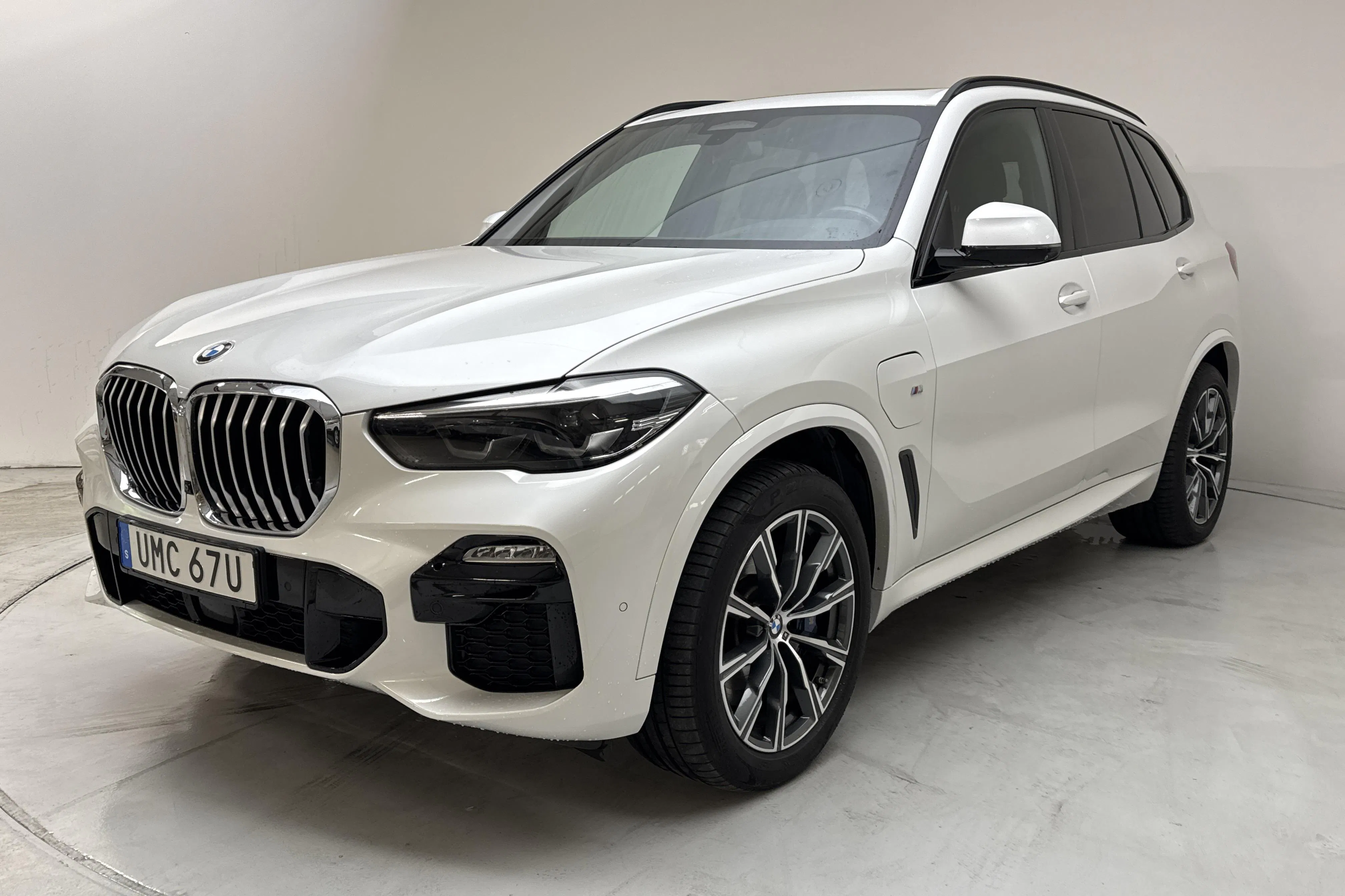 Presentationsfoto 1 av 17: BMW X5 xDrive45e, G05 (394hk) - 11 516 mil - Automat - vit - 2020