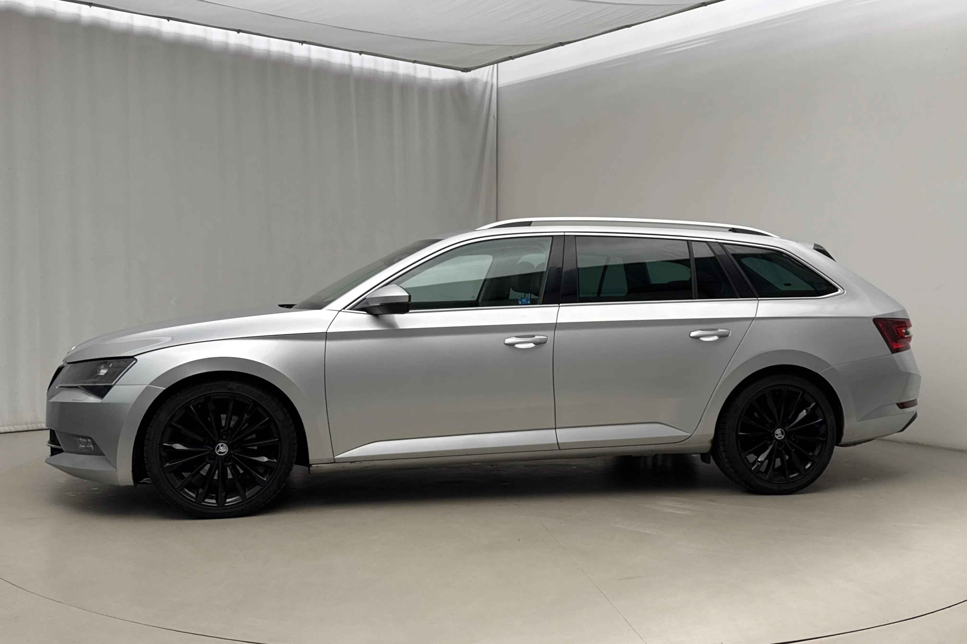 Presentationsfoto 2 av 21: Skoda Superb 2.0 TDI 4x4 Kombi (190hk) - 18 217 mil - Automat - silver - 2017