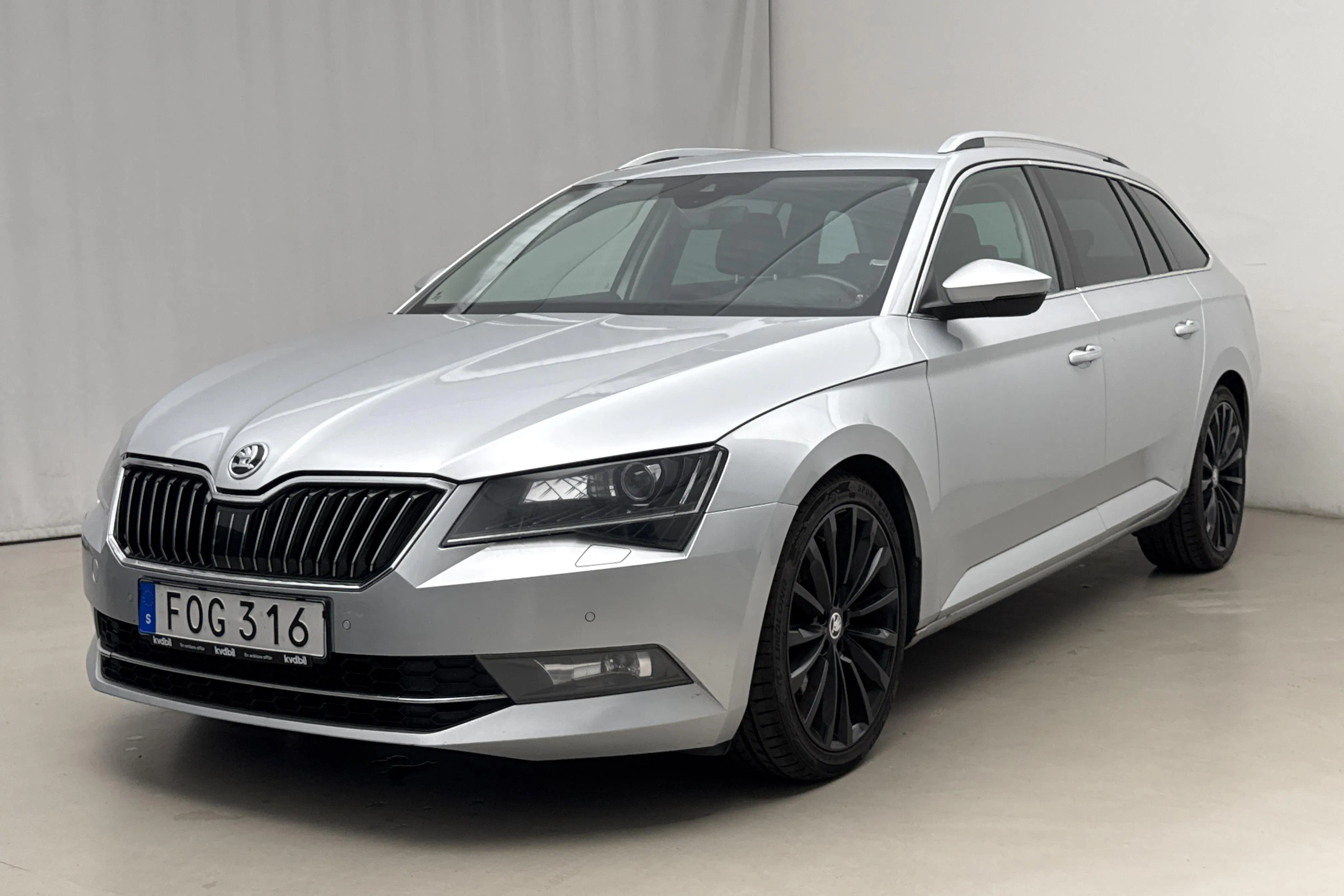 Presentationsfoto 1 av 21: Skoda Superb 2.0 TDI 4x4 Kombi (190hk) - 18 217 mil - Automat - silver - 2017