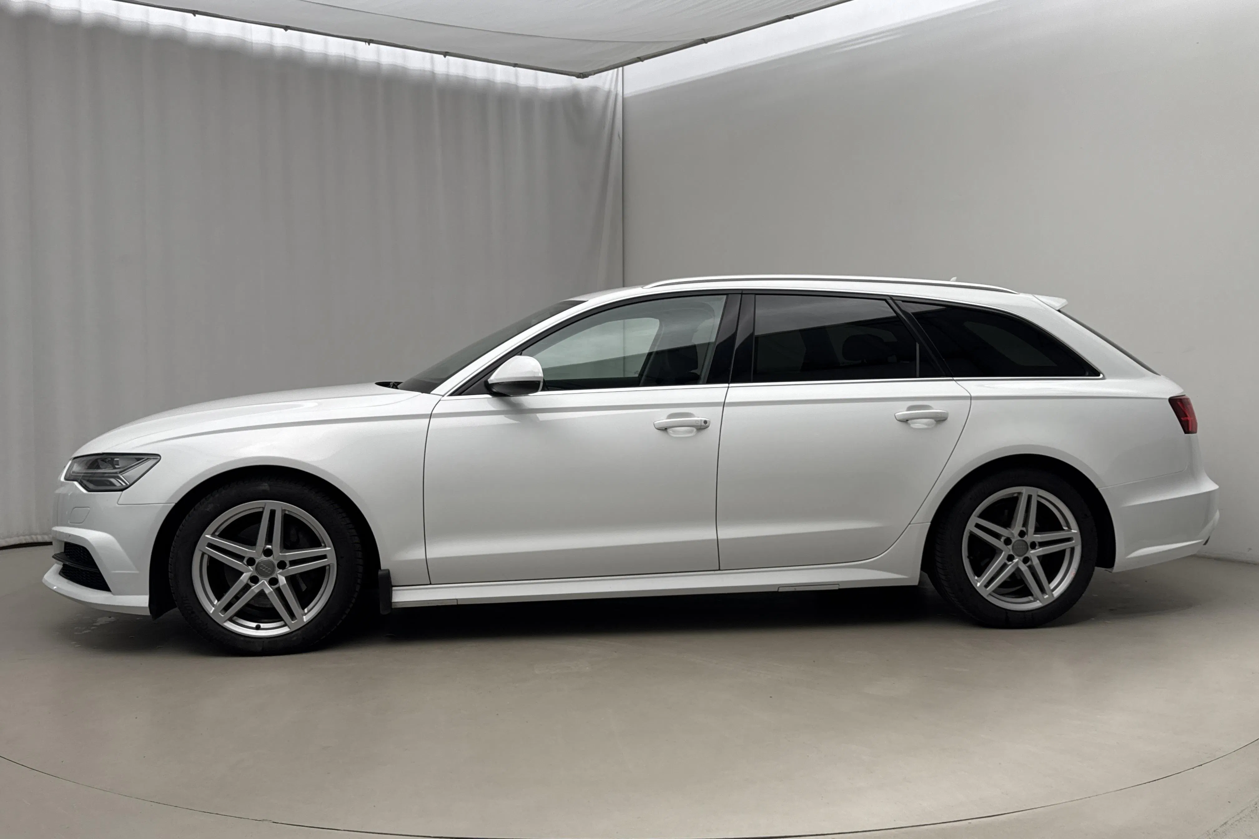 Presentationsfoto 2 av 18: Audi A6 2.0 TDI Avant quattro (190hk) - 16 607 mil - Automat - vit - 2018