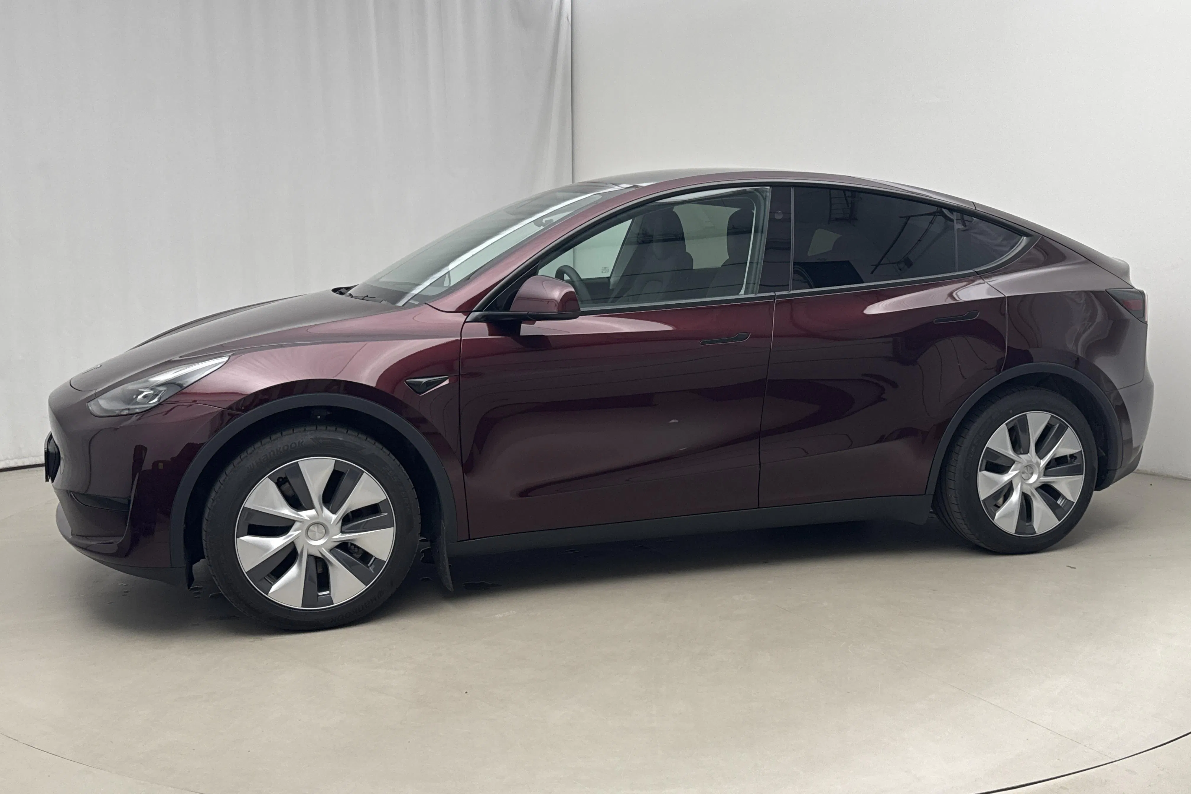 Presentation photo 2 of 24: Tesla Model Y RWD - 27 760 km - Automatic - red - 2024