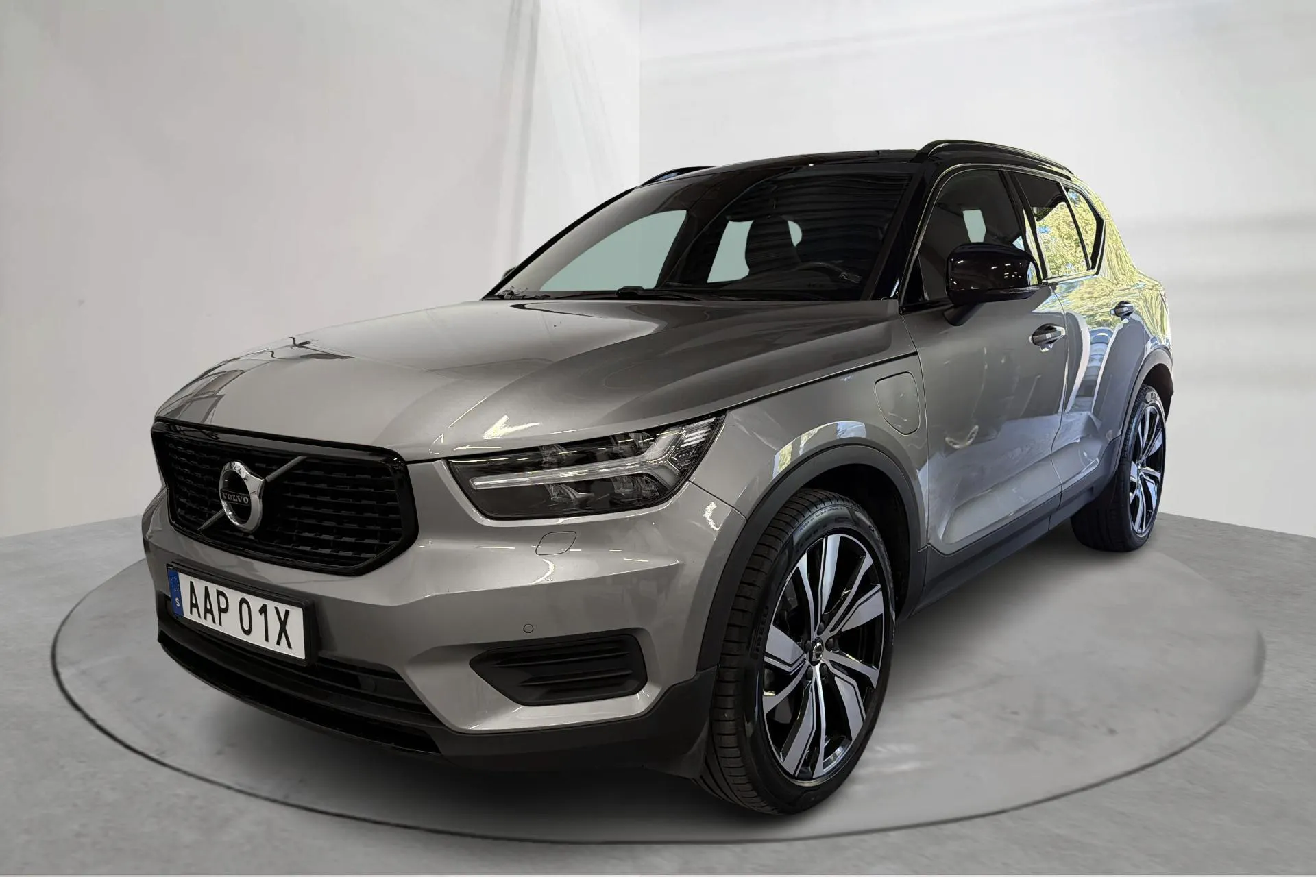 Presentationsfoto 1 av 18: Volvo XC40 T4 2WD Twin Engine (211hk) - 9 227 mil - Automat - grå - 2022