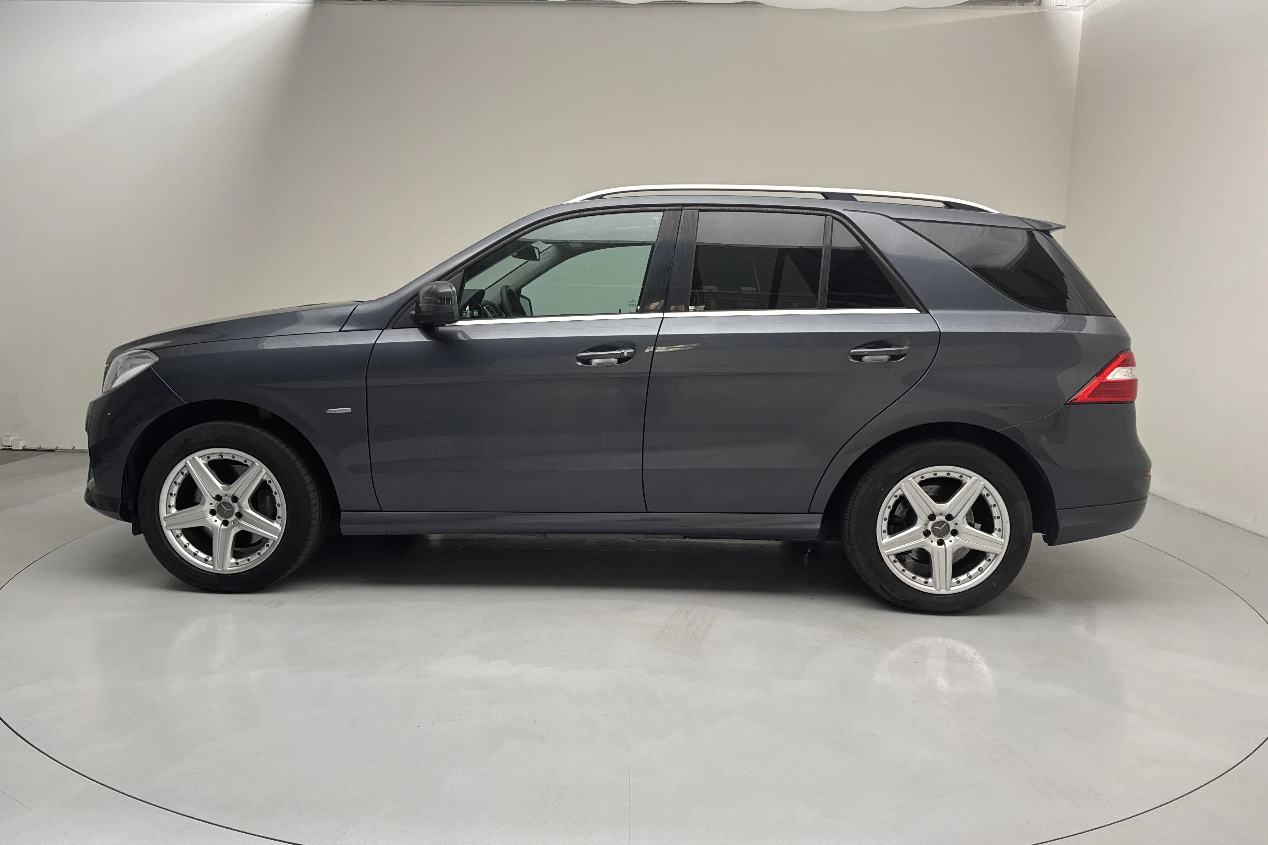Presentationsfoto 2 av 17: Mercedes ML 350 CDI BlueTEC W166 (258hk) - 13 182 mil - Automat - Mörkgrå - 2012