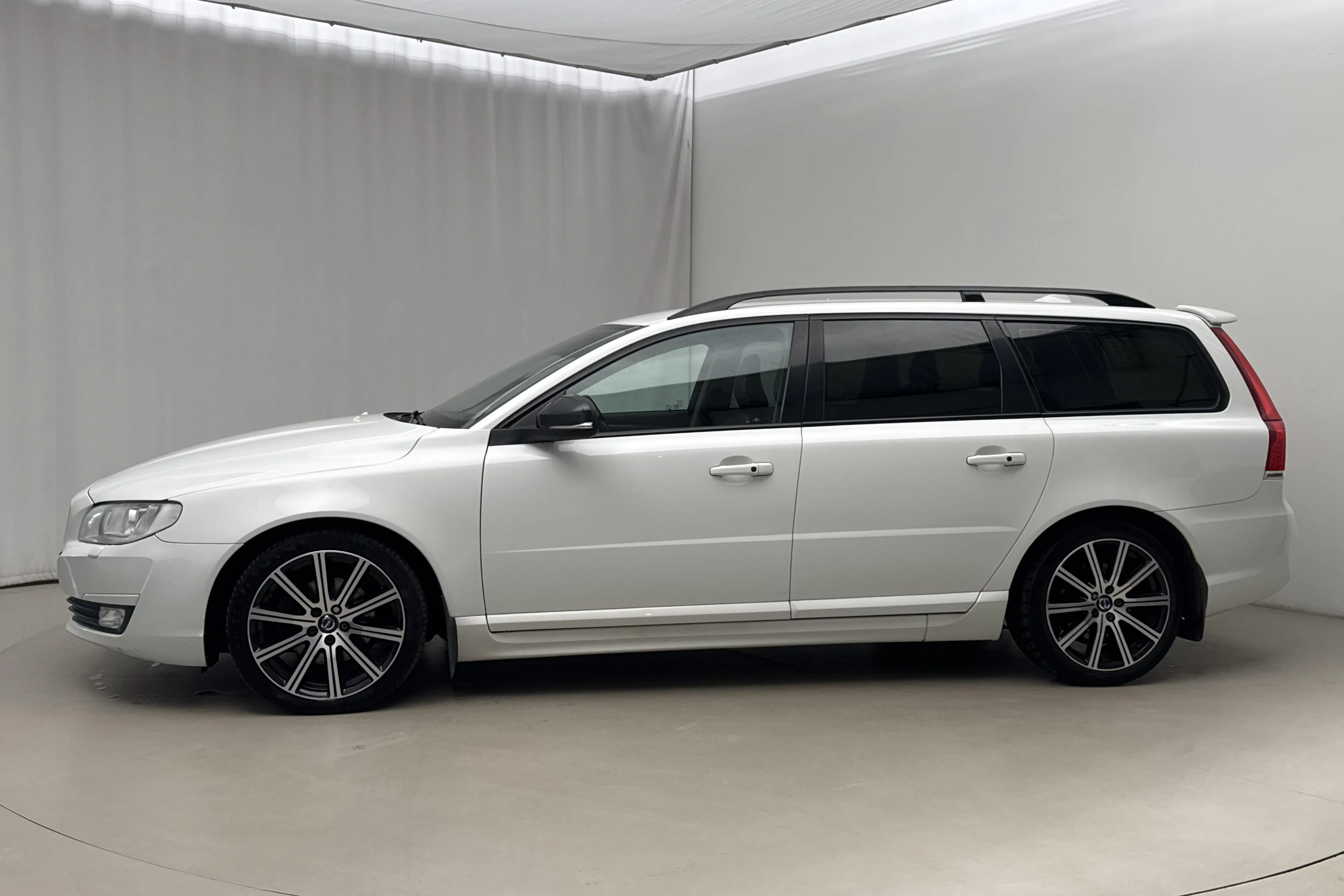 Presentationsfoto 2 av 18: Volvo V70 II D4 (181hk) - 22 480 mil - Automat - vit - 2016