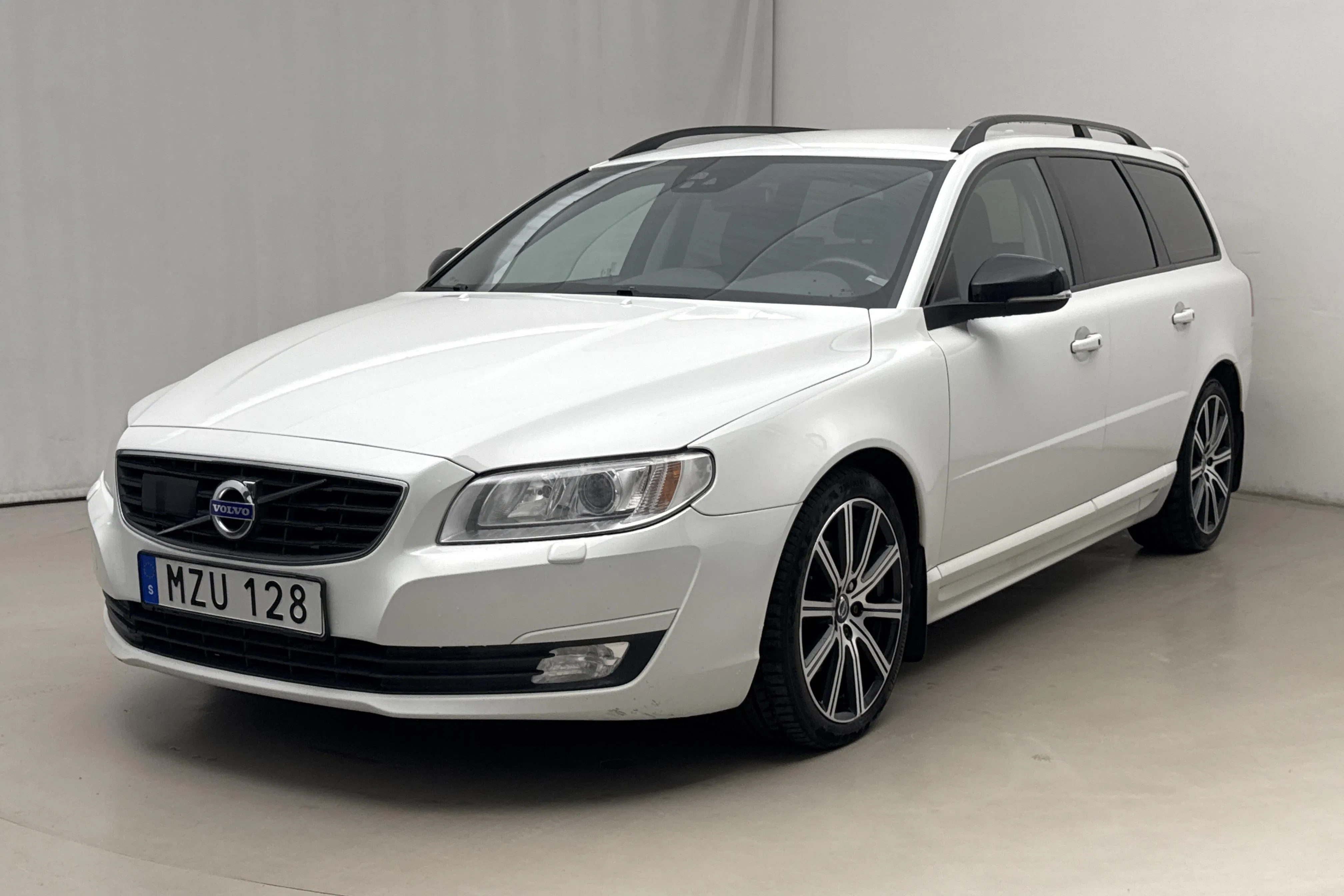 Presentationsfoto 1 av 18: Volvo V70 II D4 (181hk) - 22 480 mil - Automat - vit - 2016