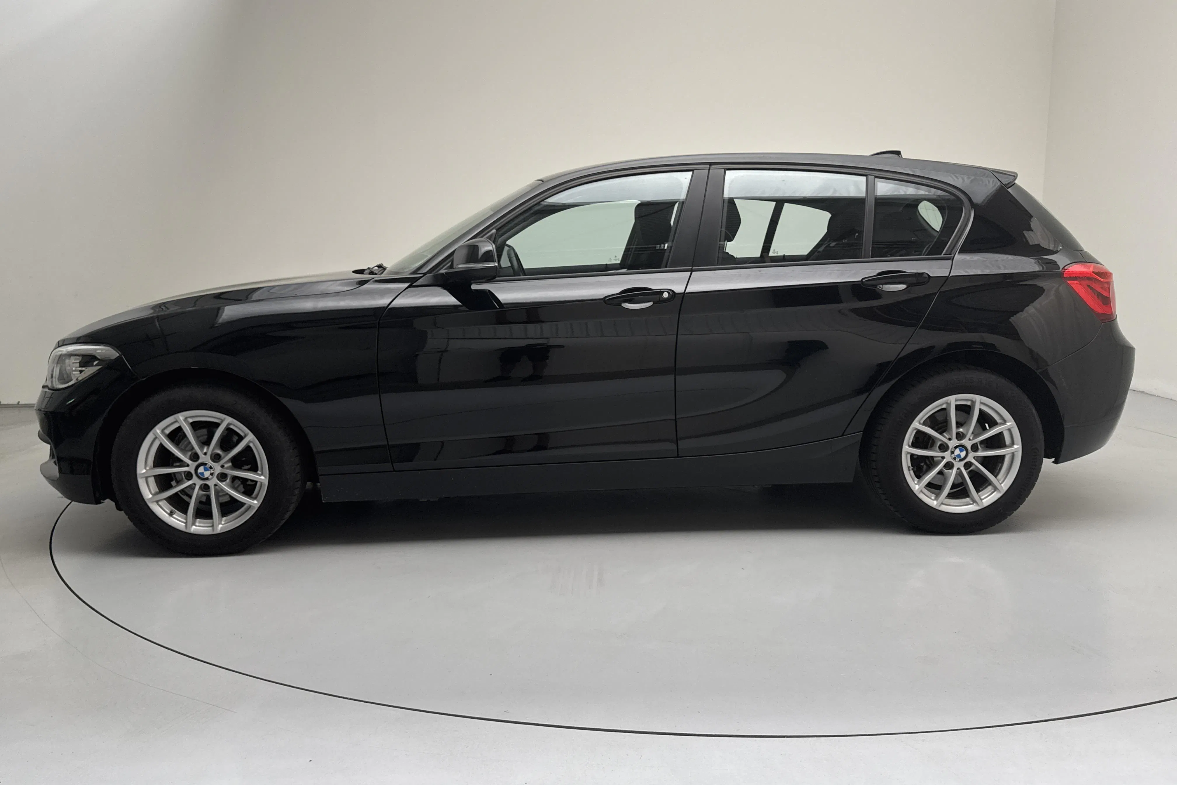 Presentationsfoto 2 av 12: BMW 116d 5dr, F20 (116hk) - 15 568 mil - Manuell - svart - 2016