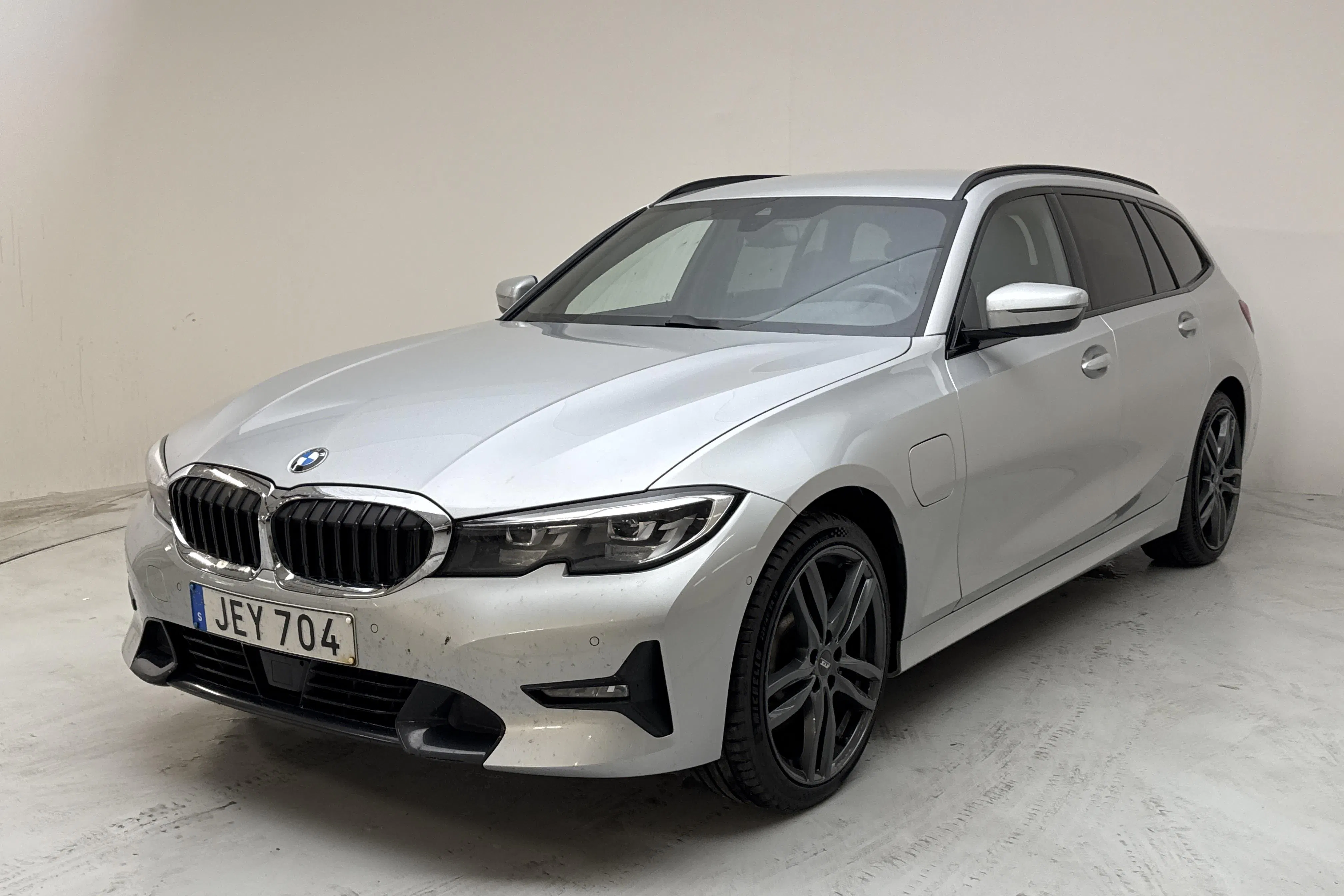 Presentationsfoto 1 av 17: BMW 330e Touring, G21 (292hk) - 8 089 mil - Automat - silver - 2021