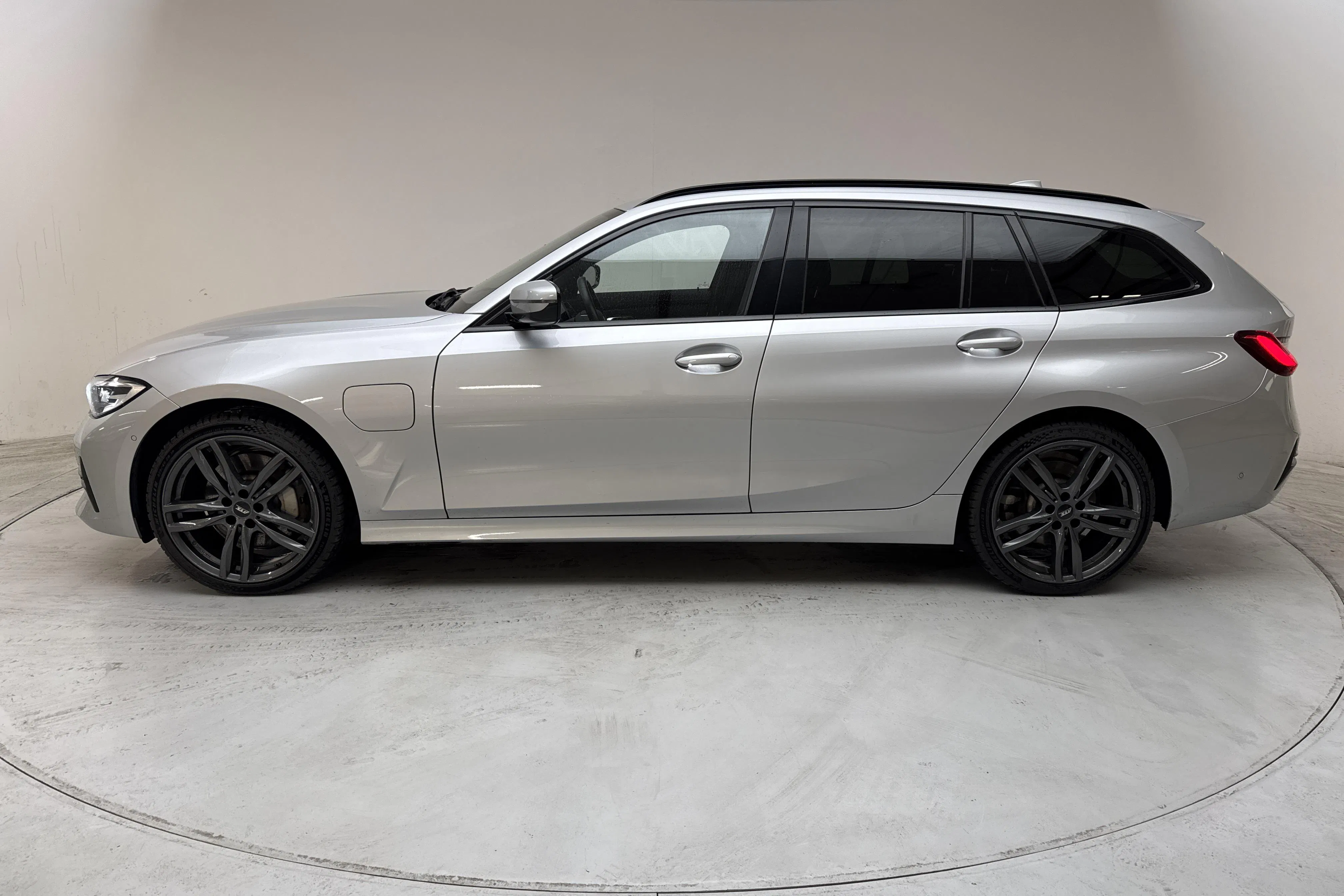 Presentationsfoto 2 av 17: BMW 330e Touring, G21 (292hk) - 8 089 mil - Automat - silver - 2021