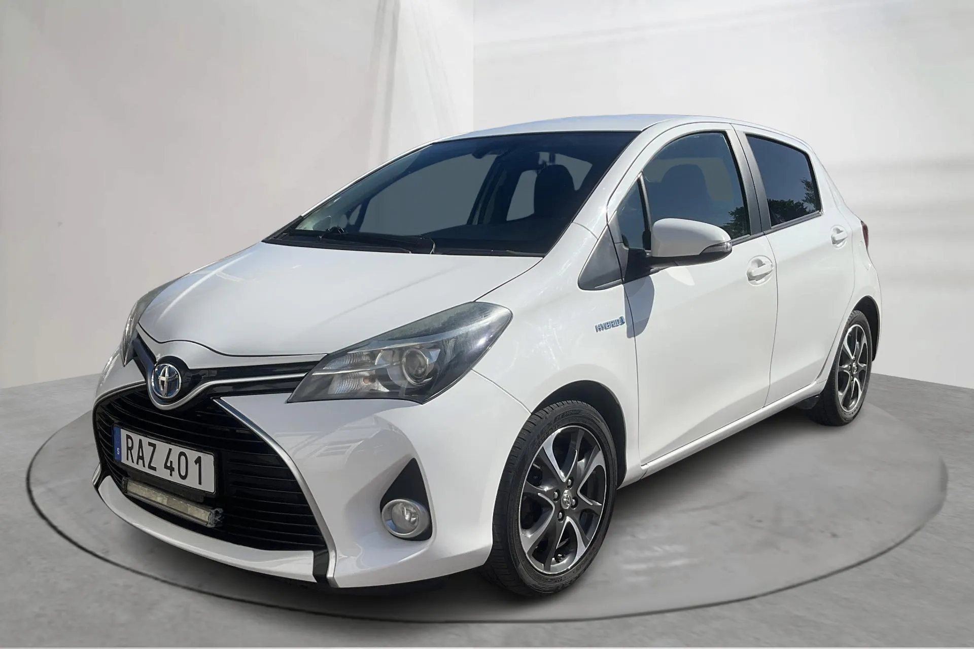 Presentation photo 1 of 14: Toyota Yaris 1.5 HSD 5dr (101hk) - 209 640 km - Automatic - white - 2016