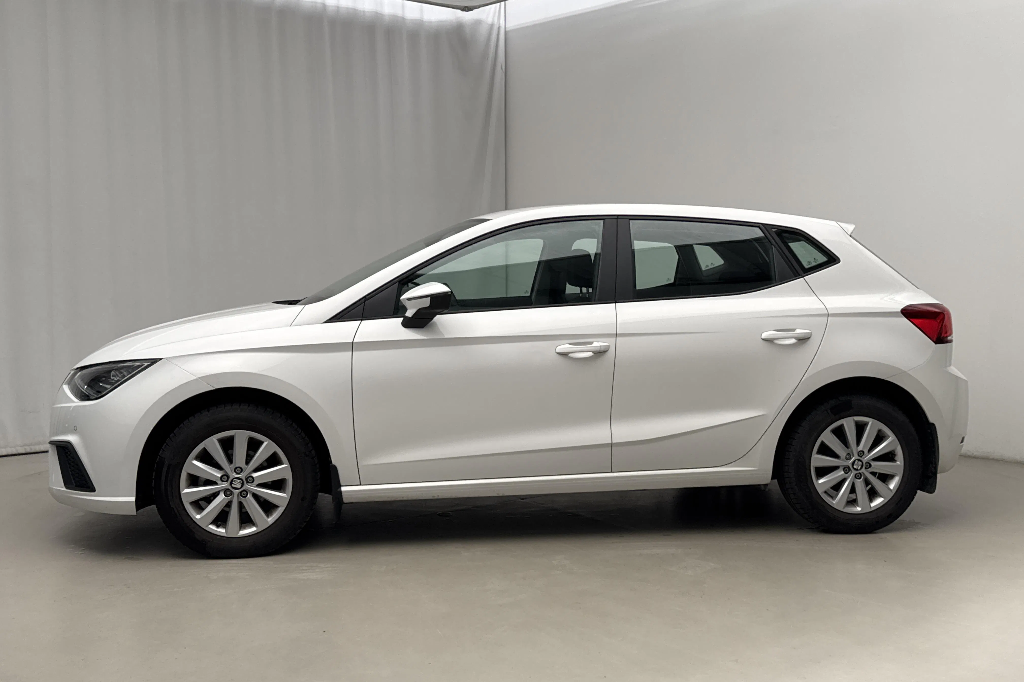 Presentationsfoto 2 av 16: Seat Ibiza 1.0 TGI 5dr (90hk) - 1 972 mil - Manuell - vit - 2019