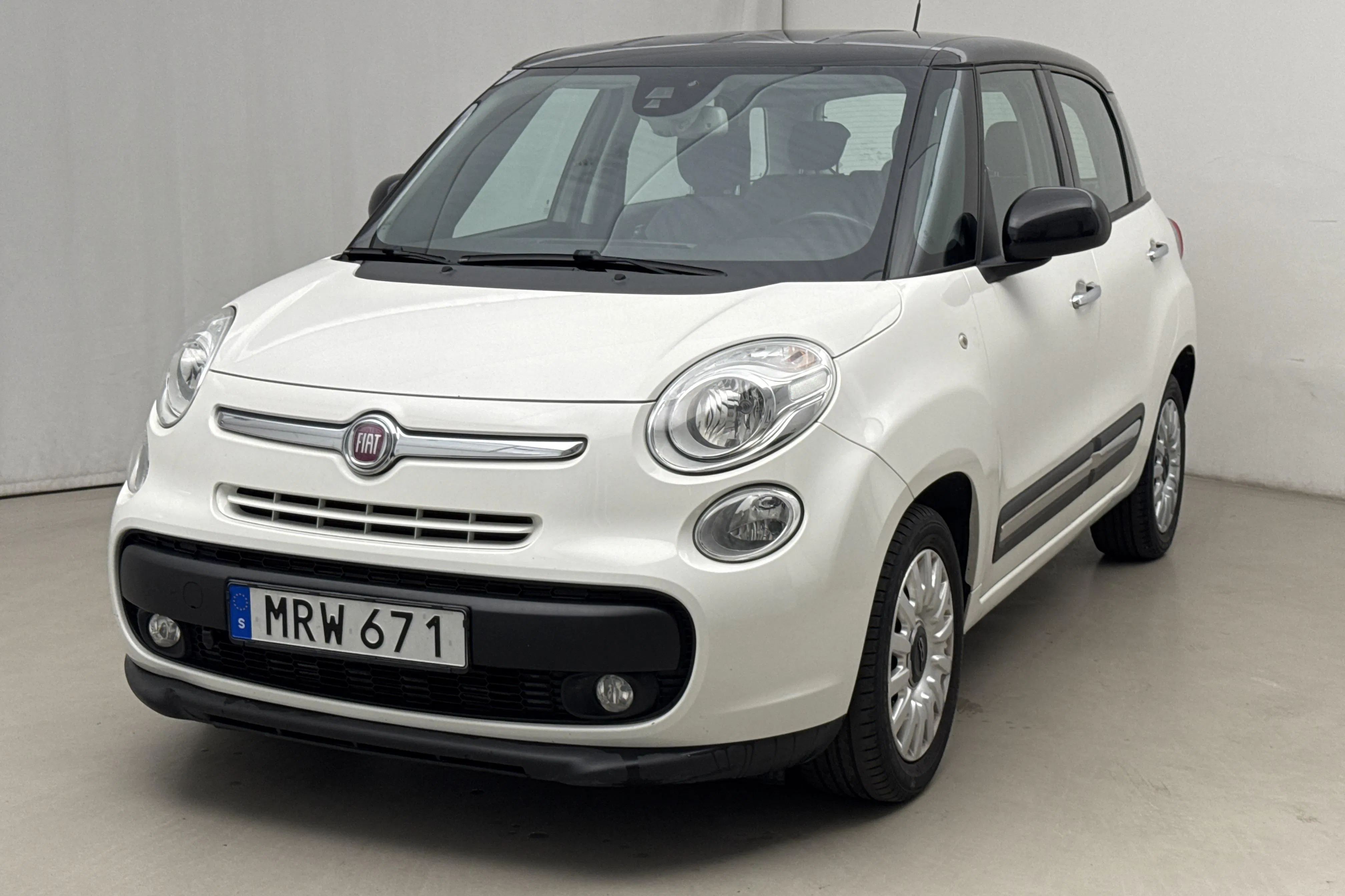 Presentation photo 1 of 14: Fiat 500L 1.4 (120hk) - 73 100 km - Manual - white - 2015