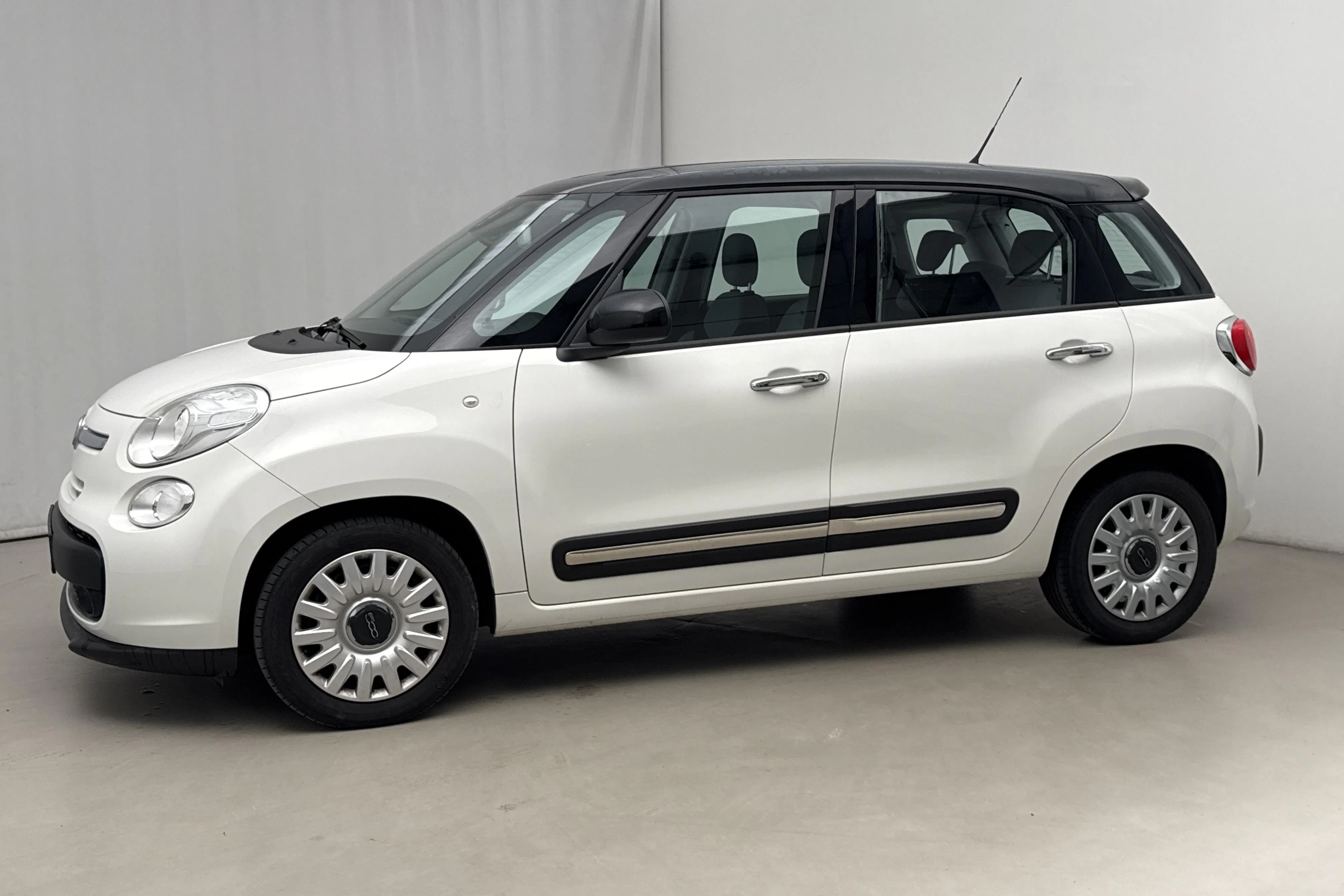 Presentation photo 2 of 14: Fiat 500L 1.4 (120hk) - 73 100 km - Manual - white - 2015