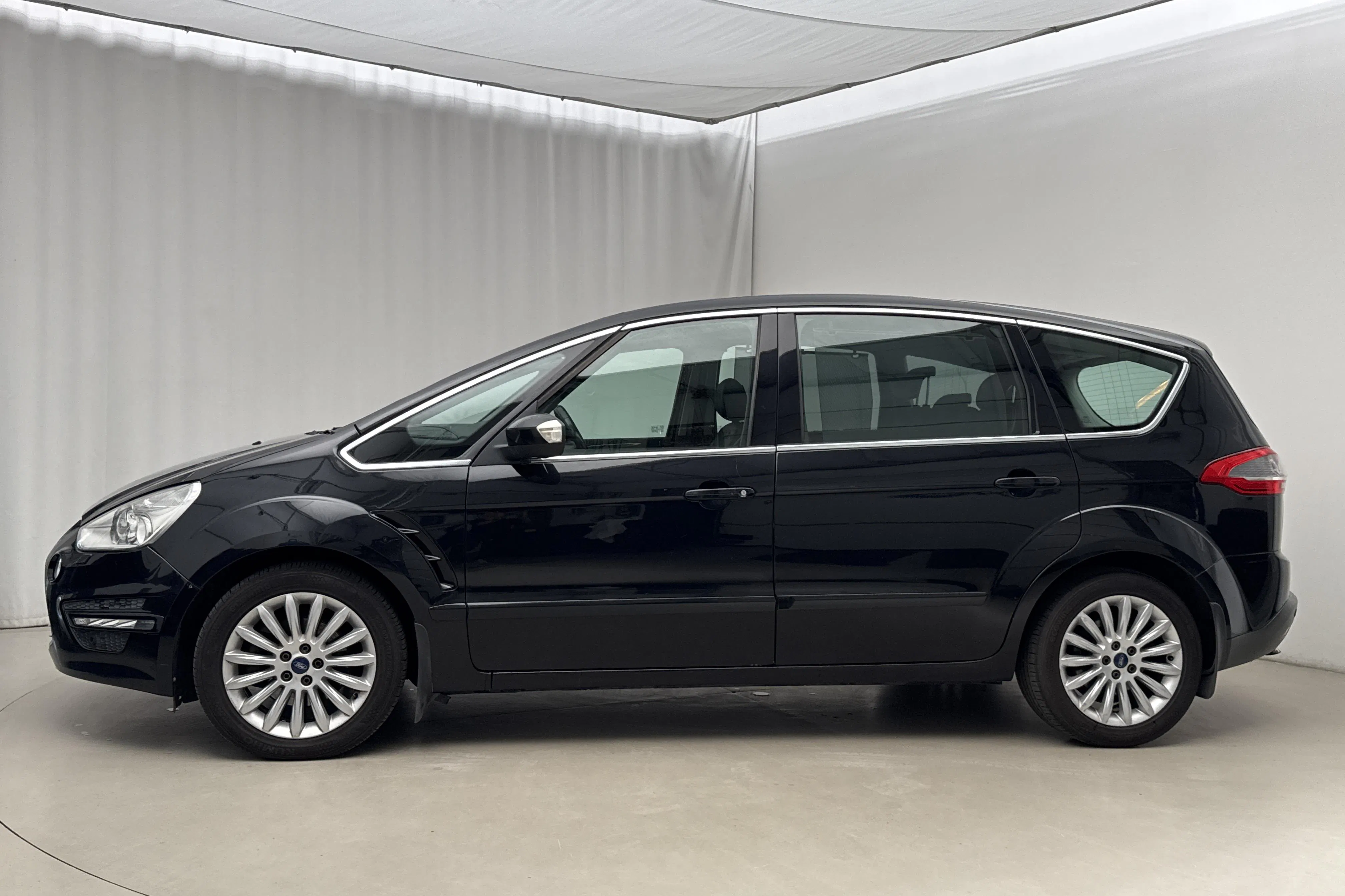 Presentationsfoto 2 av 21: Ford S-MAX 2.0 Duratorq TDCi (163hk) - 20 785 mil - Automat - svart - 2013