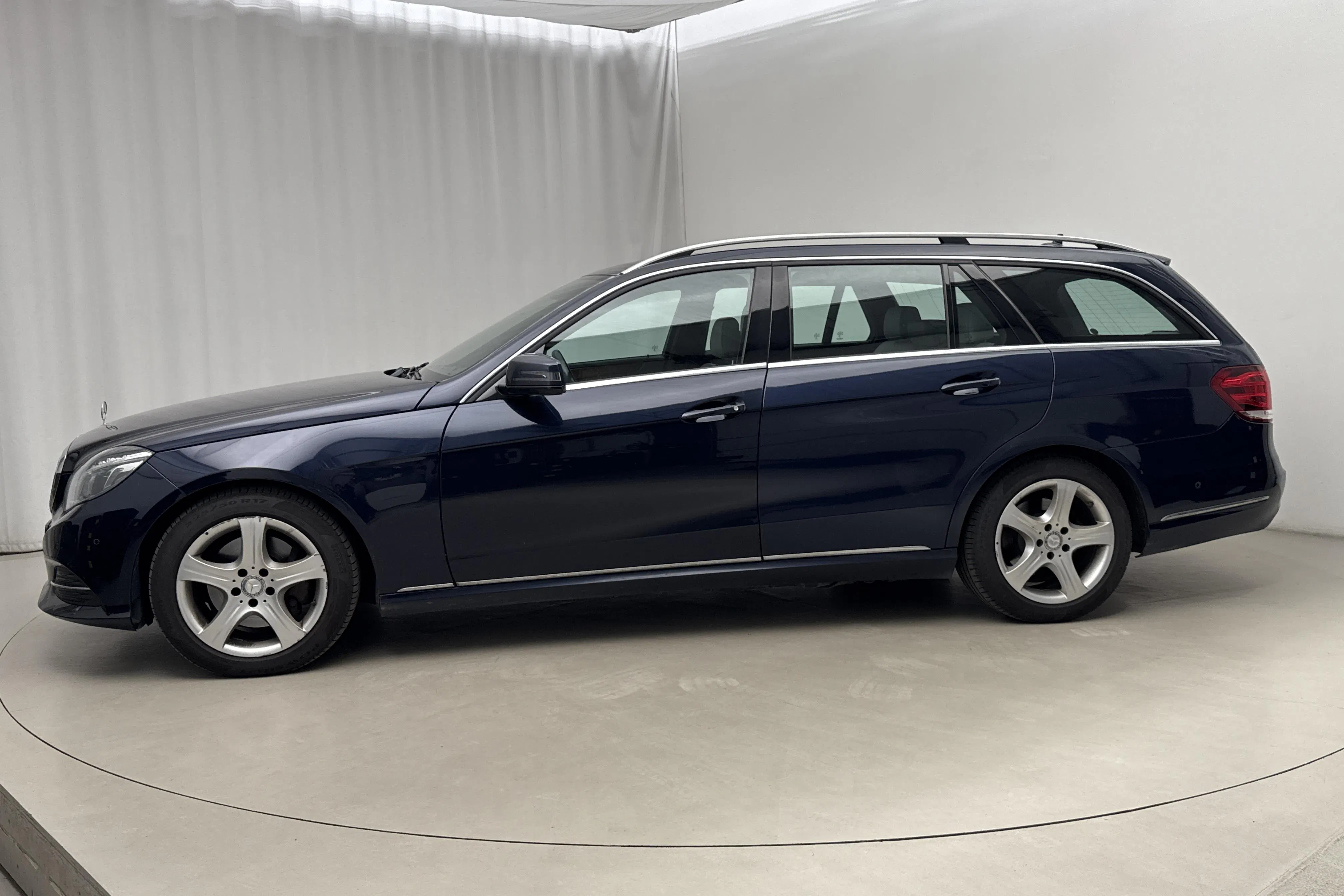 Presentation photo 2 of 17: Mercedes E 250 BlueTEC Kombi 4MATIC S212 (204hk) - 227 990 km - Automatic - dark blue - 2015