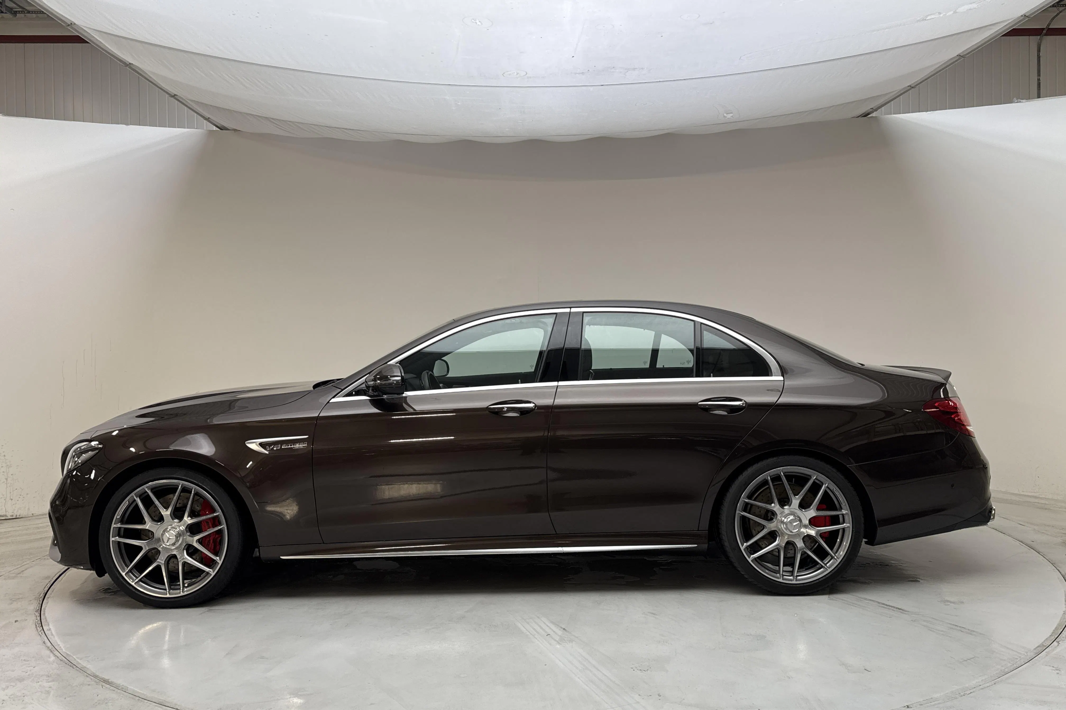 Presentationsfoto 2 av 22: Mercedes E 63 S AMG 4MATIC Sedan W213 (612hk) - 12 279 mil - Automat - Mörkbrun - 2017