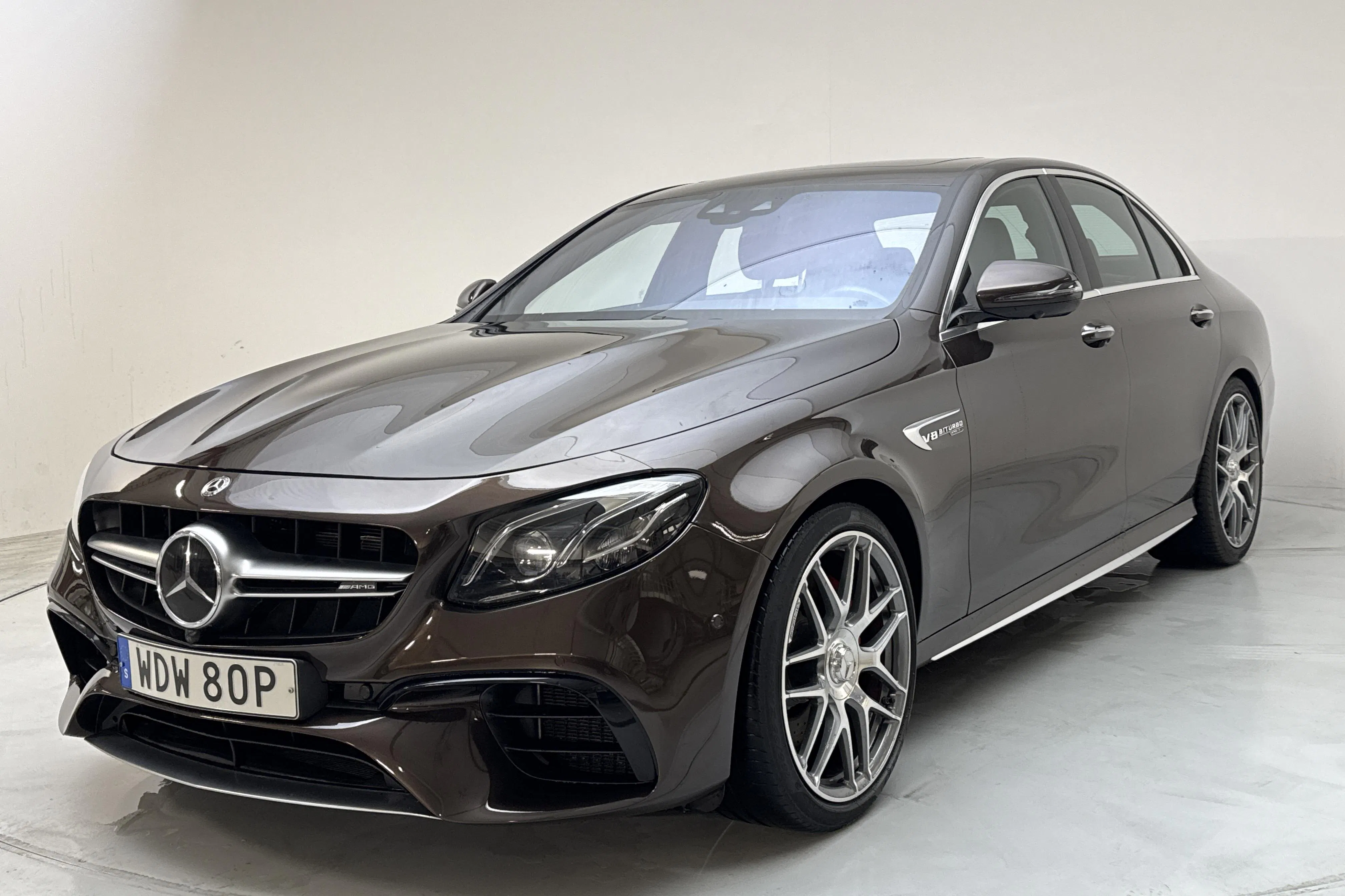 Presentationsfoto 1 av 22: Mercedes E 63 S AMG 4MATIC Sedan W213 (612hk) - 12 279 mil - Automat - Mörkbrun - 2017