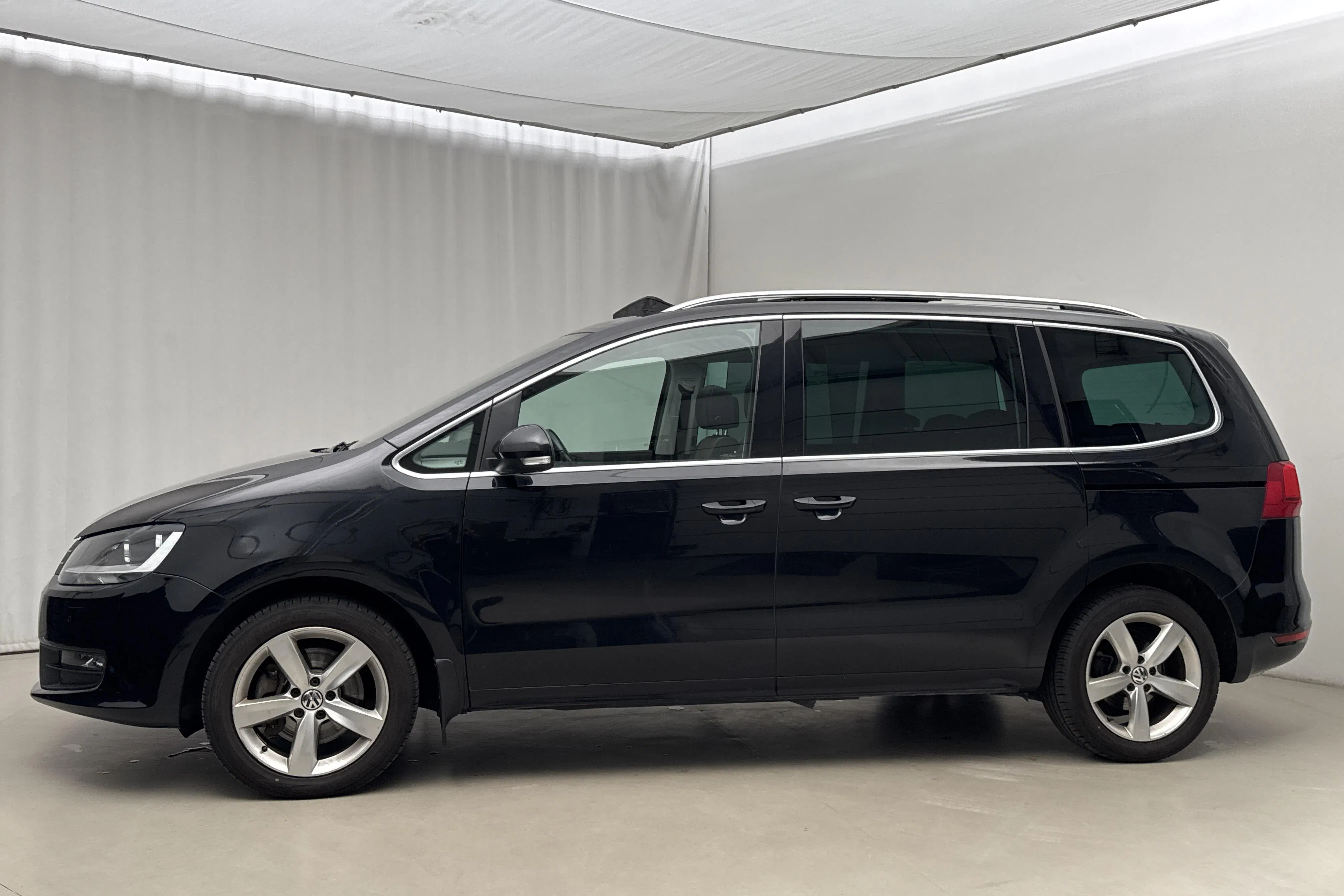 Presentationsfoto 2 av 22: VW Sharan 2.0 TDI BlueMotion Technology (140hk) - 12 740 mil - Manuell - svart - 2014