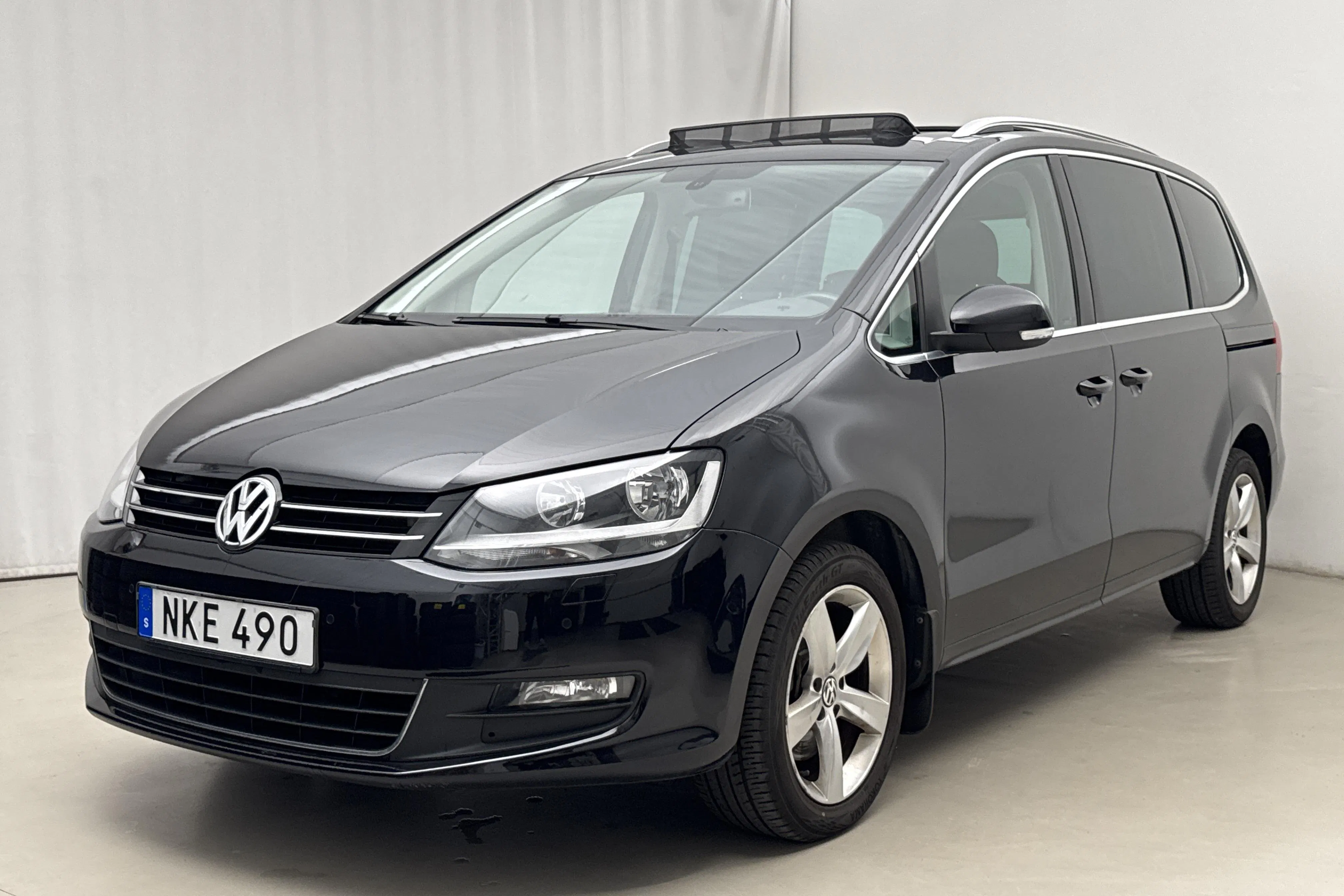 Presentationsfoto 1 av 22: VW Sharan 2.0 TDI BlueMotion Technology (140hk) - 12 740 mil - Manuell - svart - 2014